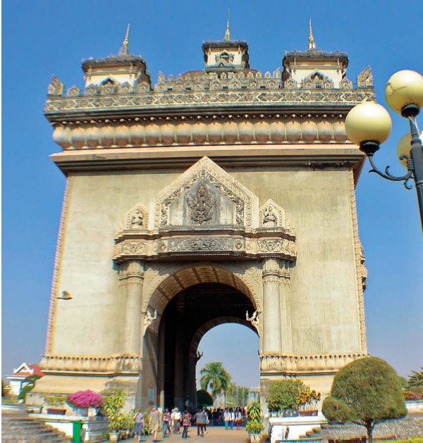 Patuxai, monumen yang didedikasikan bagi pejuang kemerdekaan Laos  (sumber gambar: Hypeabis/Roni Yunianto)