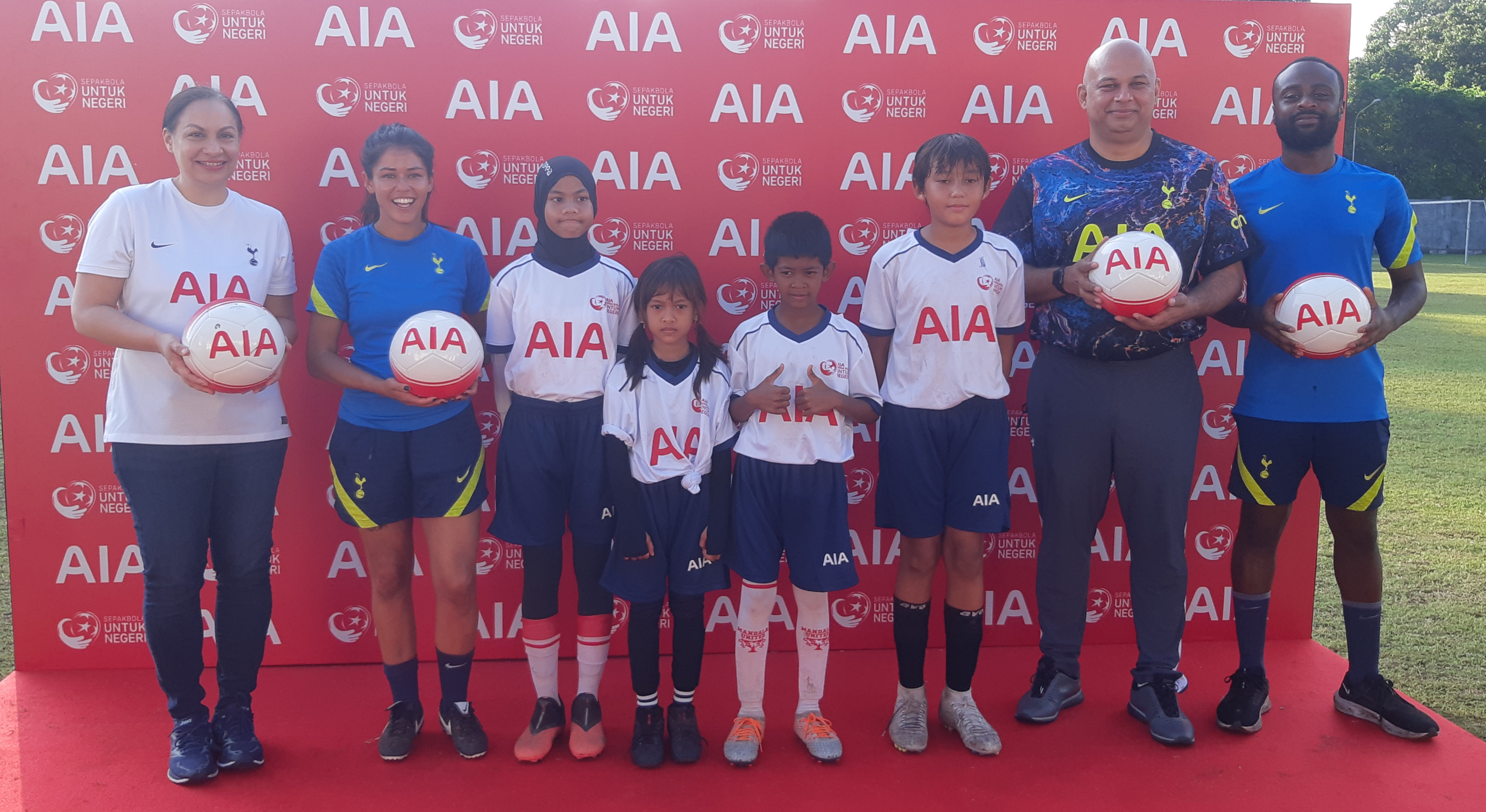 Jajaran direksi AIA saat membuka kembali program AIA Sepak Bola Untuk Negeri