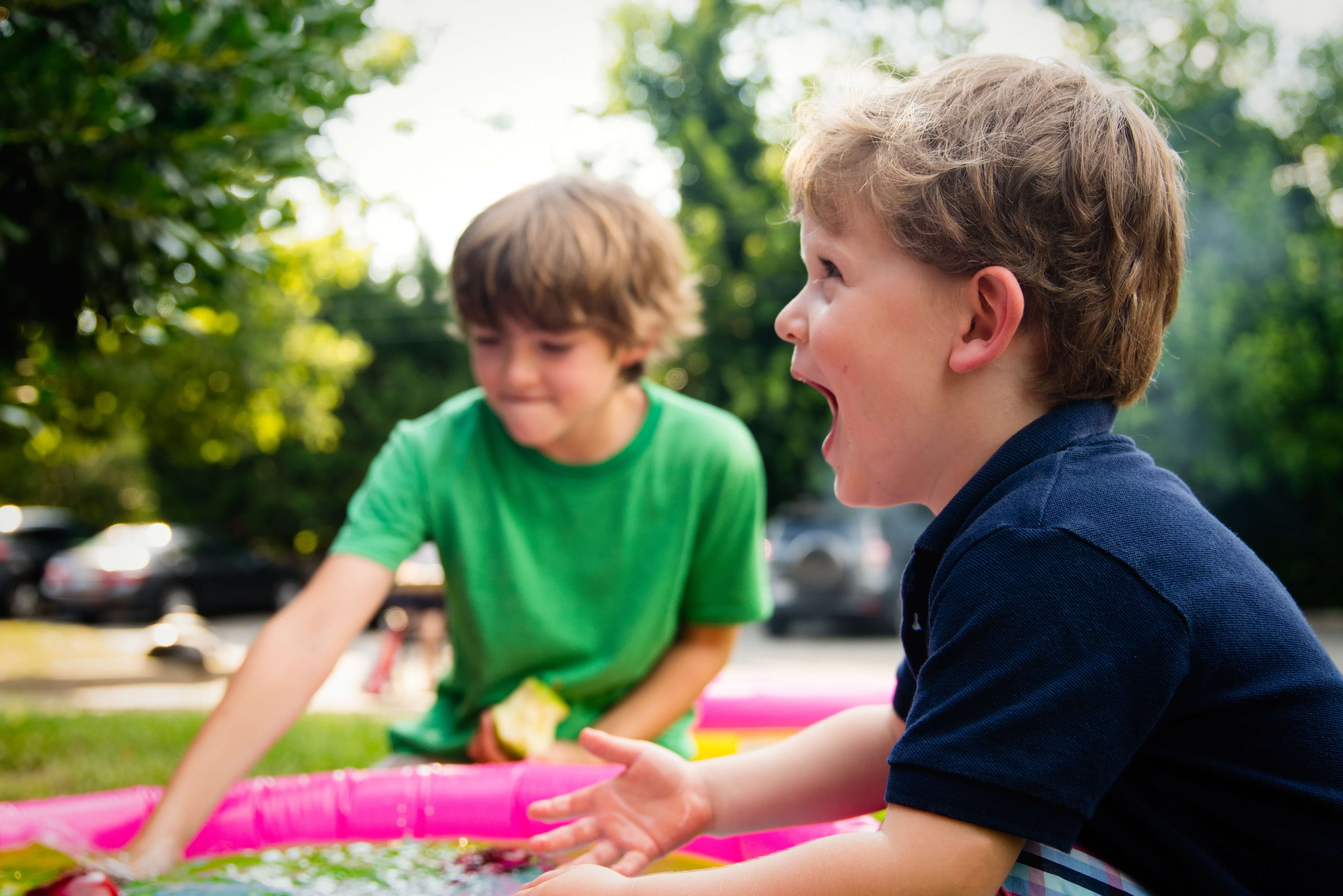 Perlu sering interaksi agar anak mampu berkomunikasi dengan orang baru (Sumber gambar: Ashton Bingham/Unsplash)