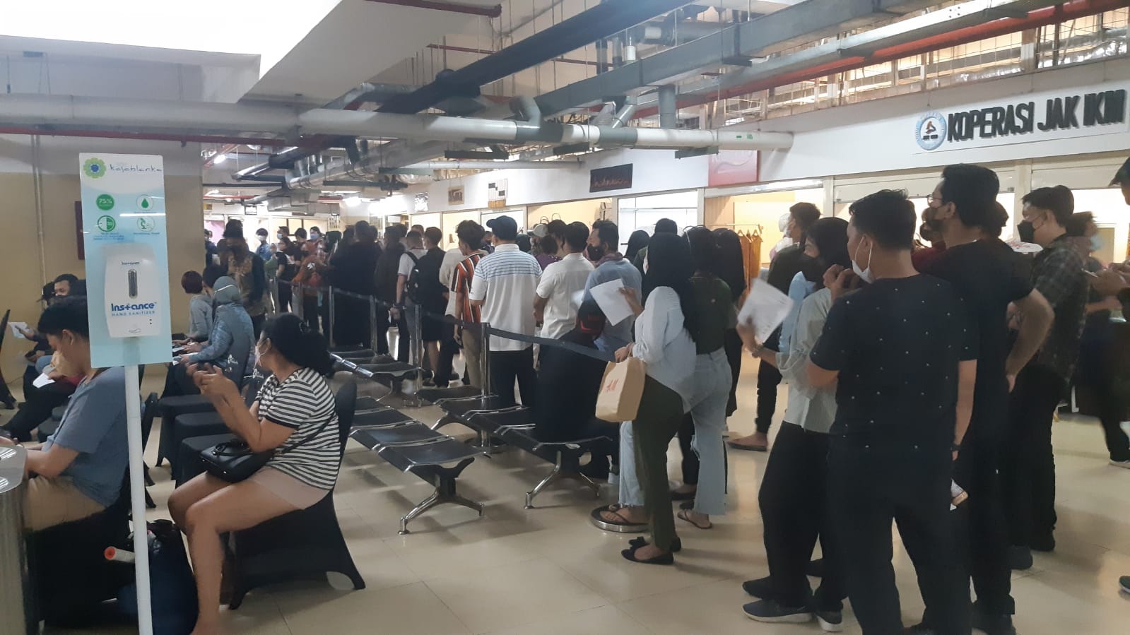 Antrean booster di Mal Kota Kasablanka