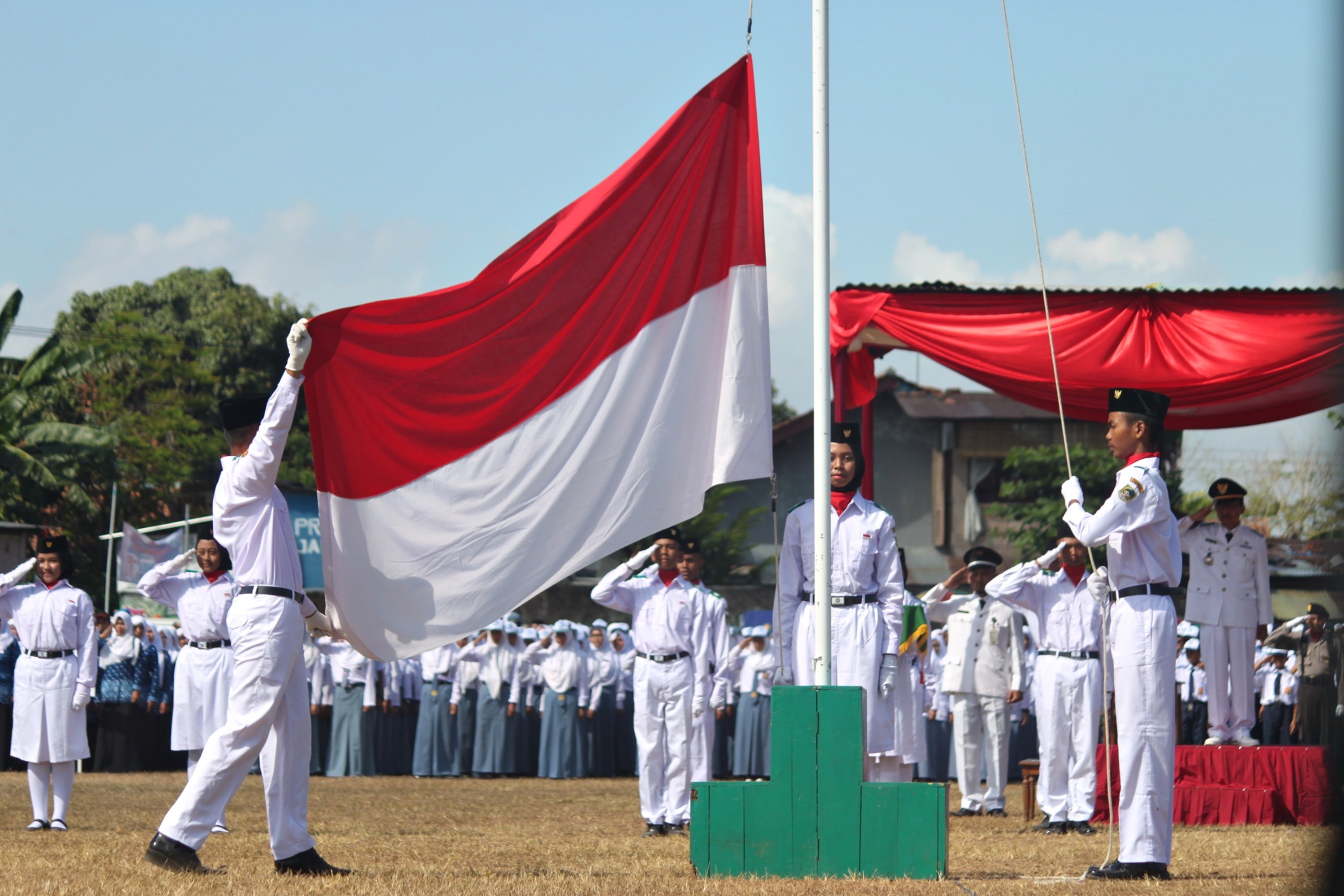 Upacara bendera. (Sumber gambar: Unsplash/Mufid Majnun)
