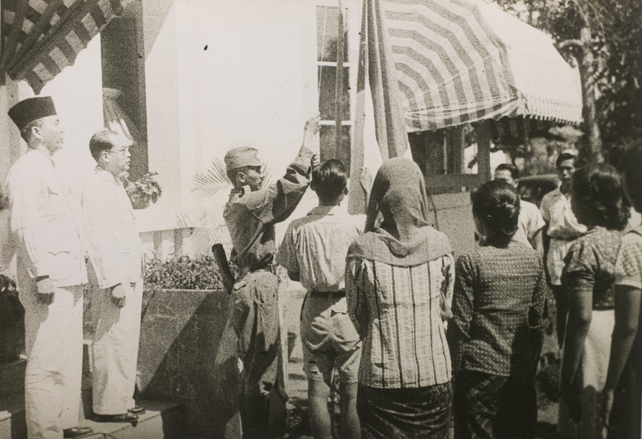 Pengibaran bendera Merah Putih, 17 Agustus 1945. (Sumber gambar: Kemdikbudristek)