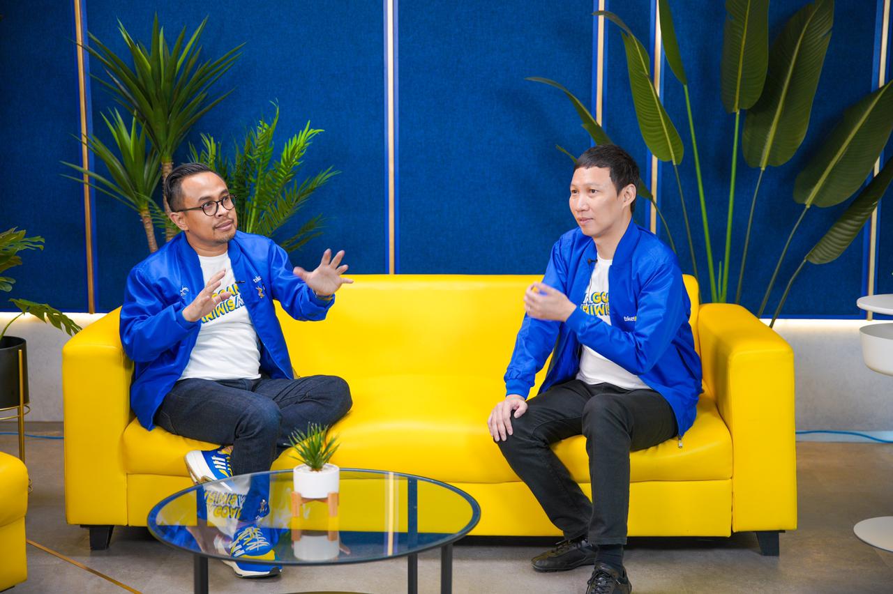 Gaert Undarsa, Co-Founder dan Chief Marketing Officer Tiket.com dan Yoris Sebastian, Co-Founder Inspigo dalam konferensi pers, Selasa (2/8/2022). (Sumber gambar: Tiket.com)