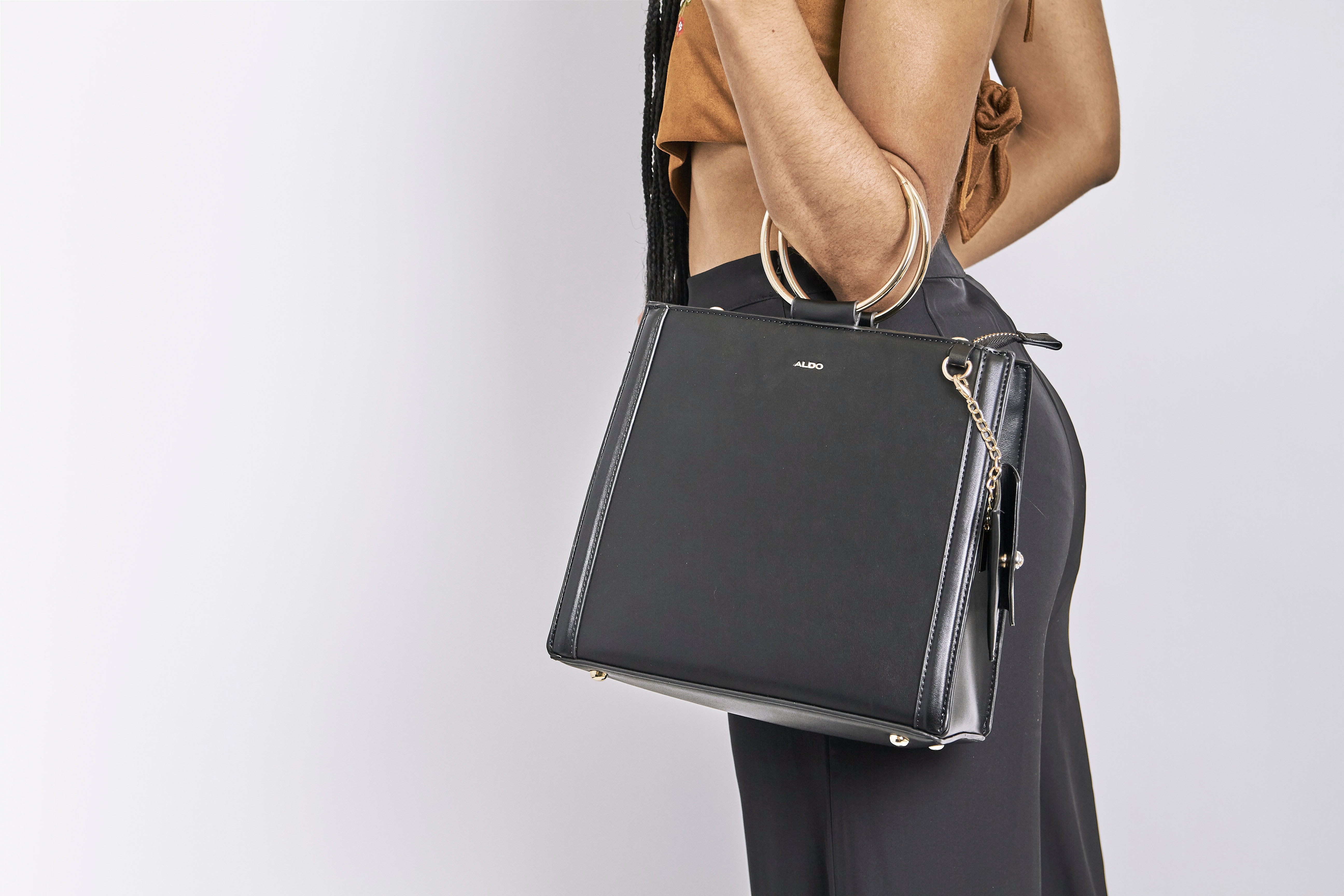 Sling bag (Sumber gambar: Dellon Thomas/Pexels)