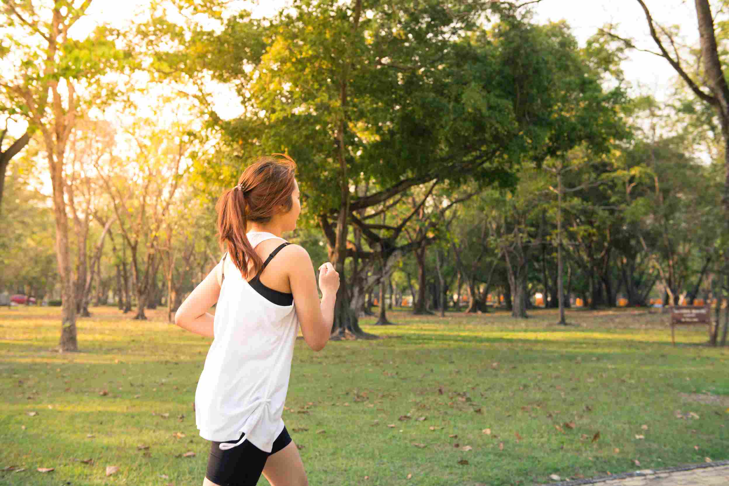 Woman runs (Tirachard Kumtanom)