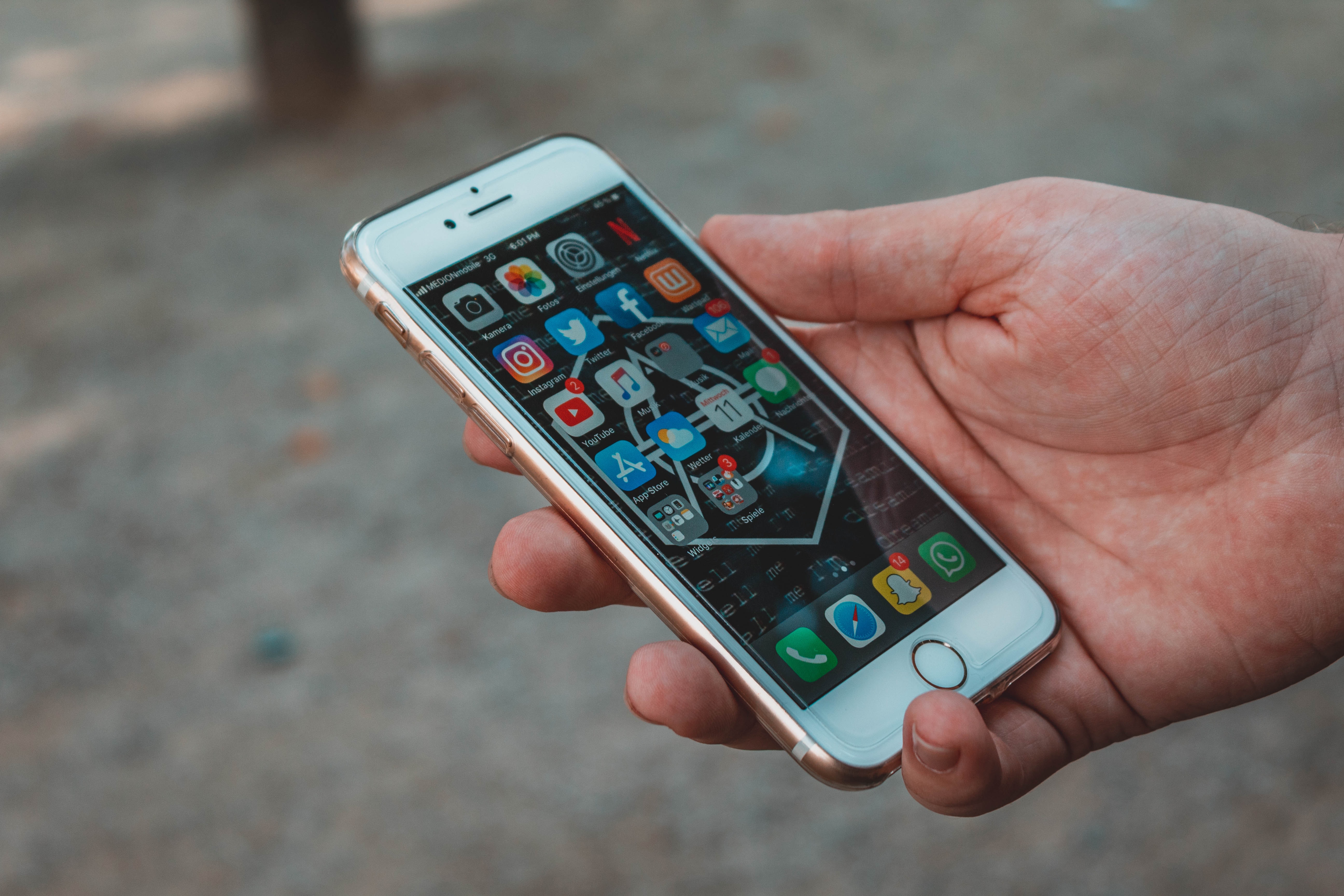 Ilustrasi menu Pengaturan di iPhone (Sumber gambar: Sara Kurfess/Unsplash)