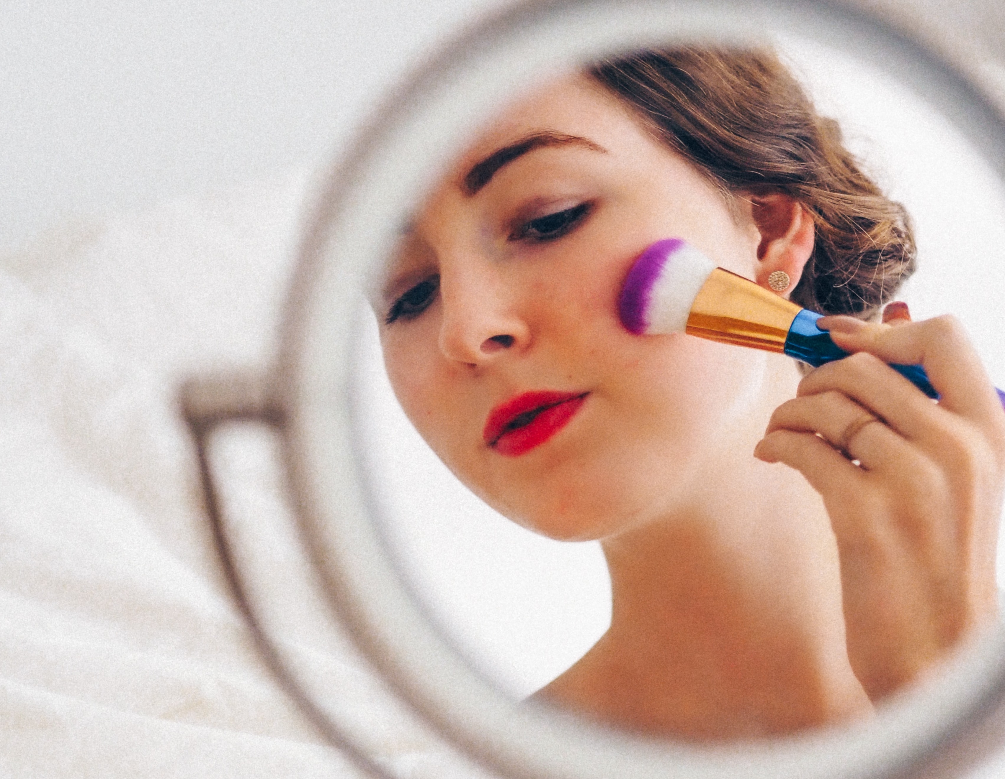 Penggunaan blush on (Sumber gambar: Laura Chouette/Unsplash)