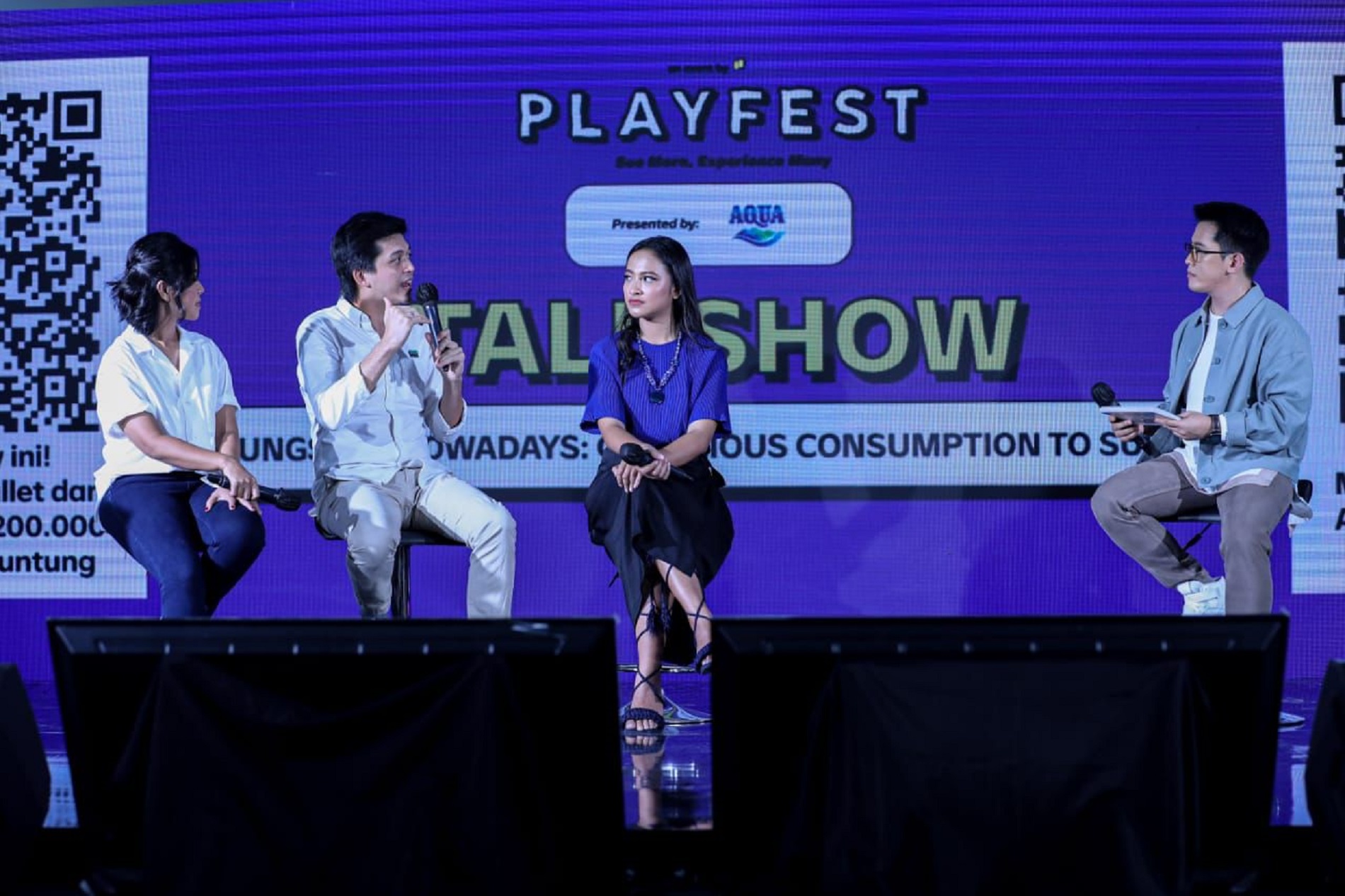 Chief Innovation Officer and Co-founder Green Rebel, Max Mandias (kedua kiri) berbicara saat sesi talkshow dengan tema youngsters nowadays: conclusious consumption to sustain dengan didampingi Senior Brand Manager Danone-Aqua Floria Tobing (kiri) dan Putri Indonesia Lingkungan 2018 Vania Herlambang (kedua kanan) di acara Playfest 2022, Jakarta, Sabtu (17/9). (Foto: Abdurachman/Hypeabis.id)
