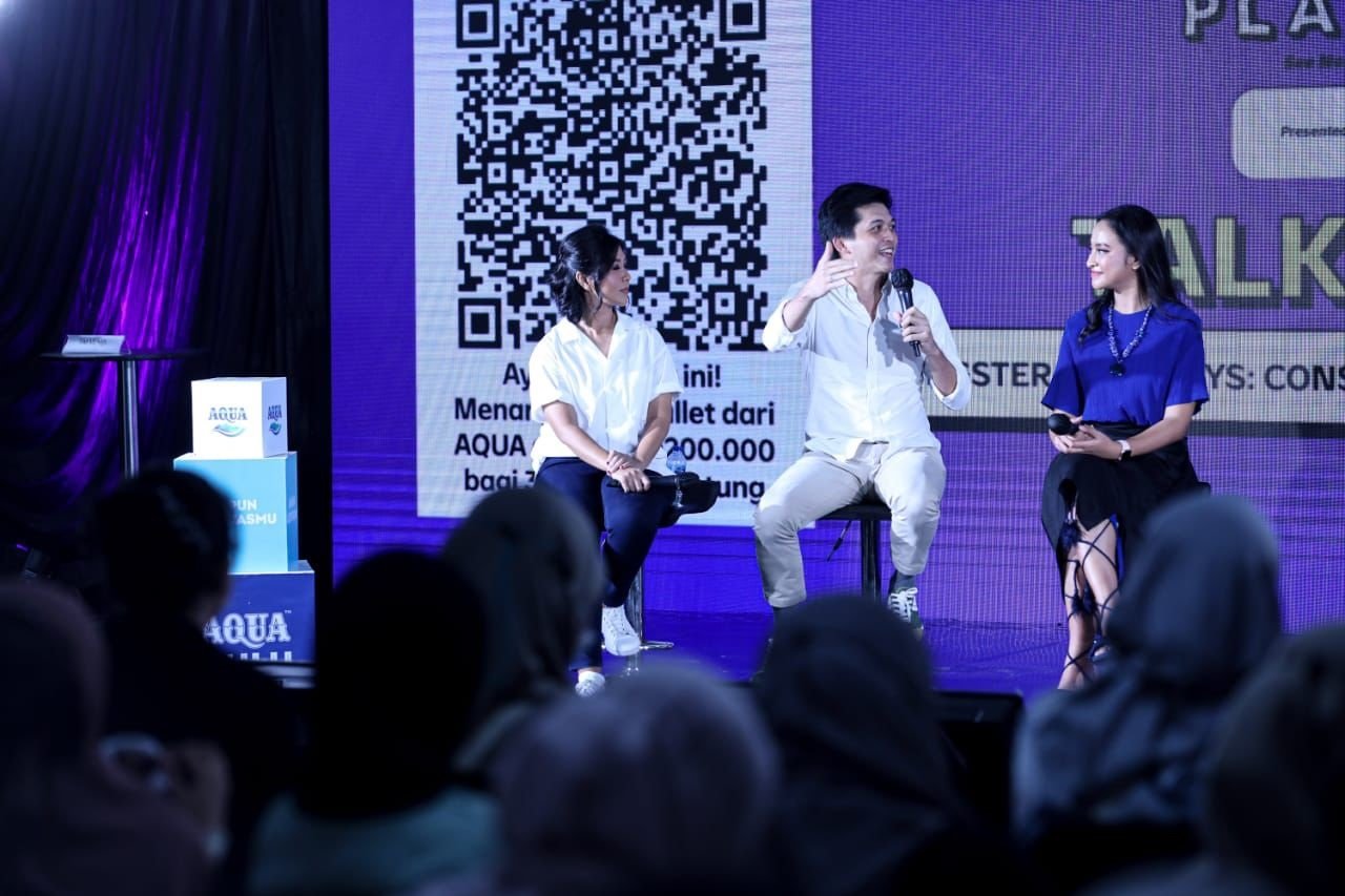 (tengah) Chief Innovation Officer and Co-founder Green Rebel, Max Mandias (tengah) berbicara saat sesi talkshow dengan tema youngsters nowadays: conclusious consumption to sustain dengan didampingi Senior Brand Manager Danone-Aqua Floria Tobing (kiri) dan Putri Indonesia Lingkungan 2018 Vania Herlambang (kanan) di acara Playfest 2022, Jakarta, Sabtu (17/9). (Sumber gambar: Hypeabis.id/Abdurachman)