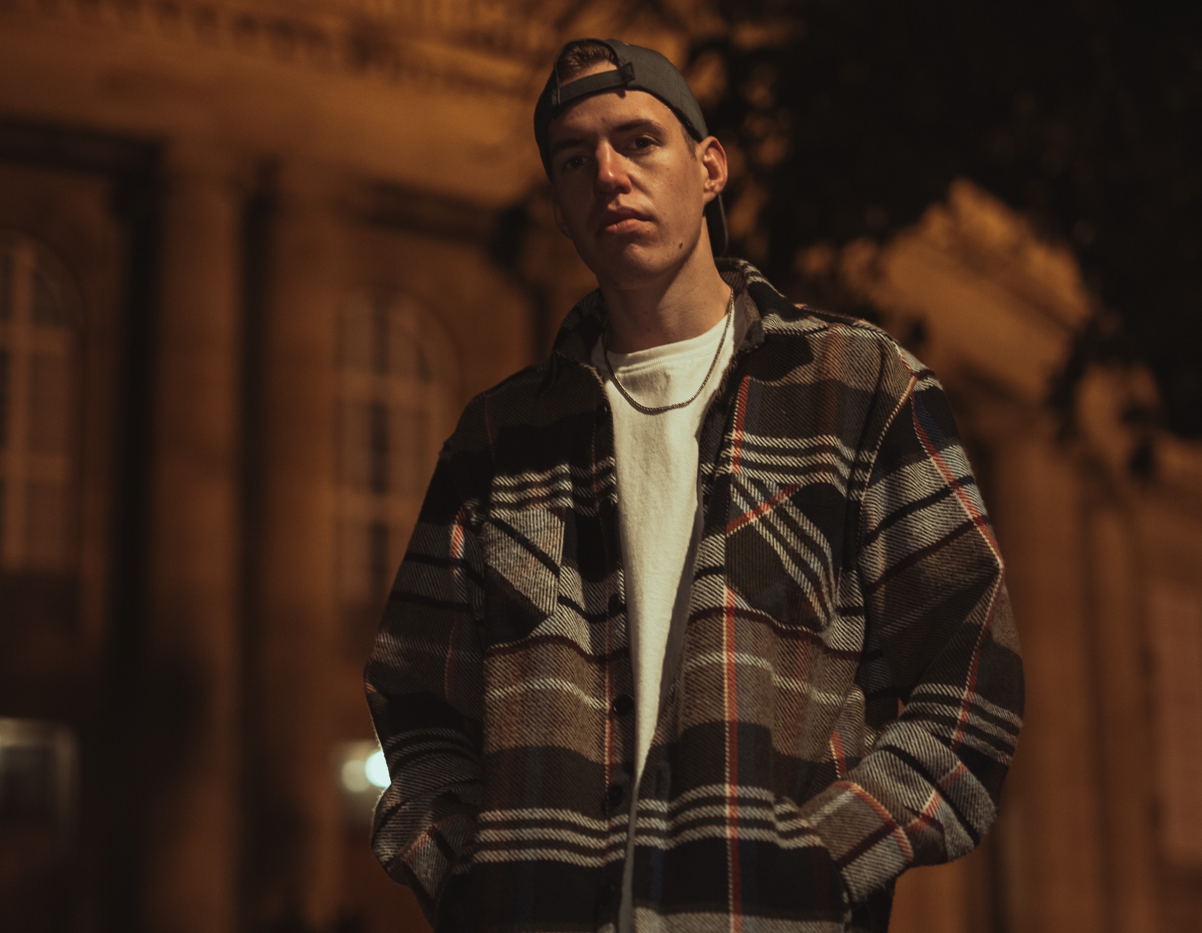 Flanel dan t-shirt (Sumber gambar: Marcel Strauss/Unsplash)