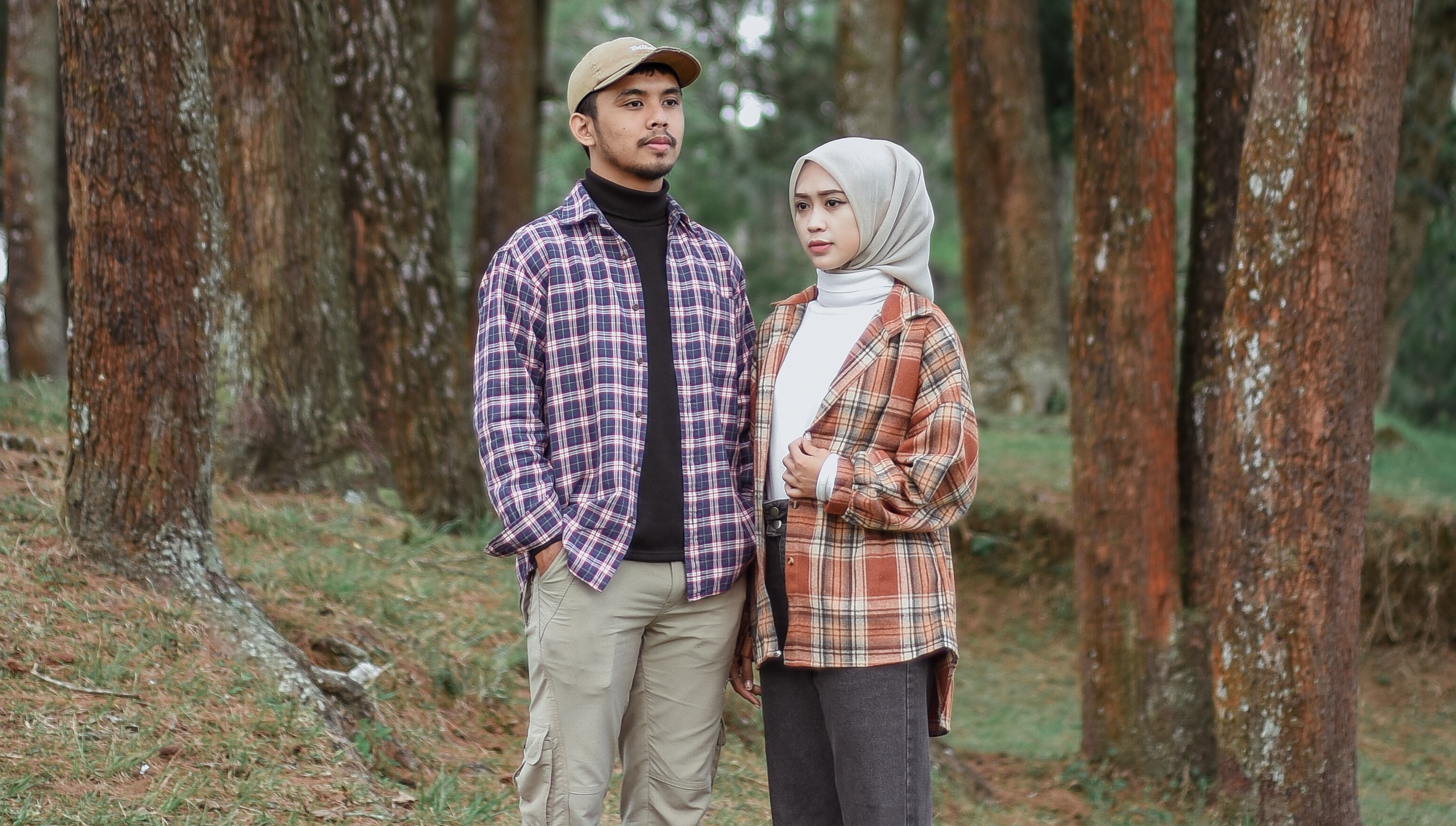 Turtle neck dan flanel (Sumber gambar: Gahara Putra/Unsplash)