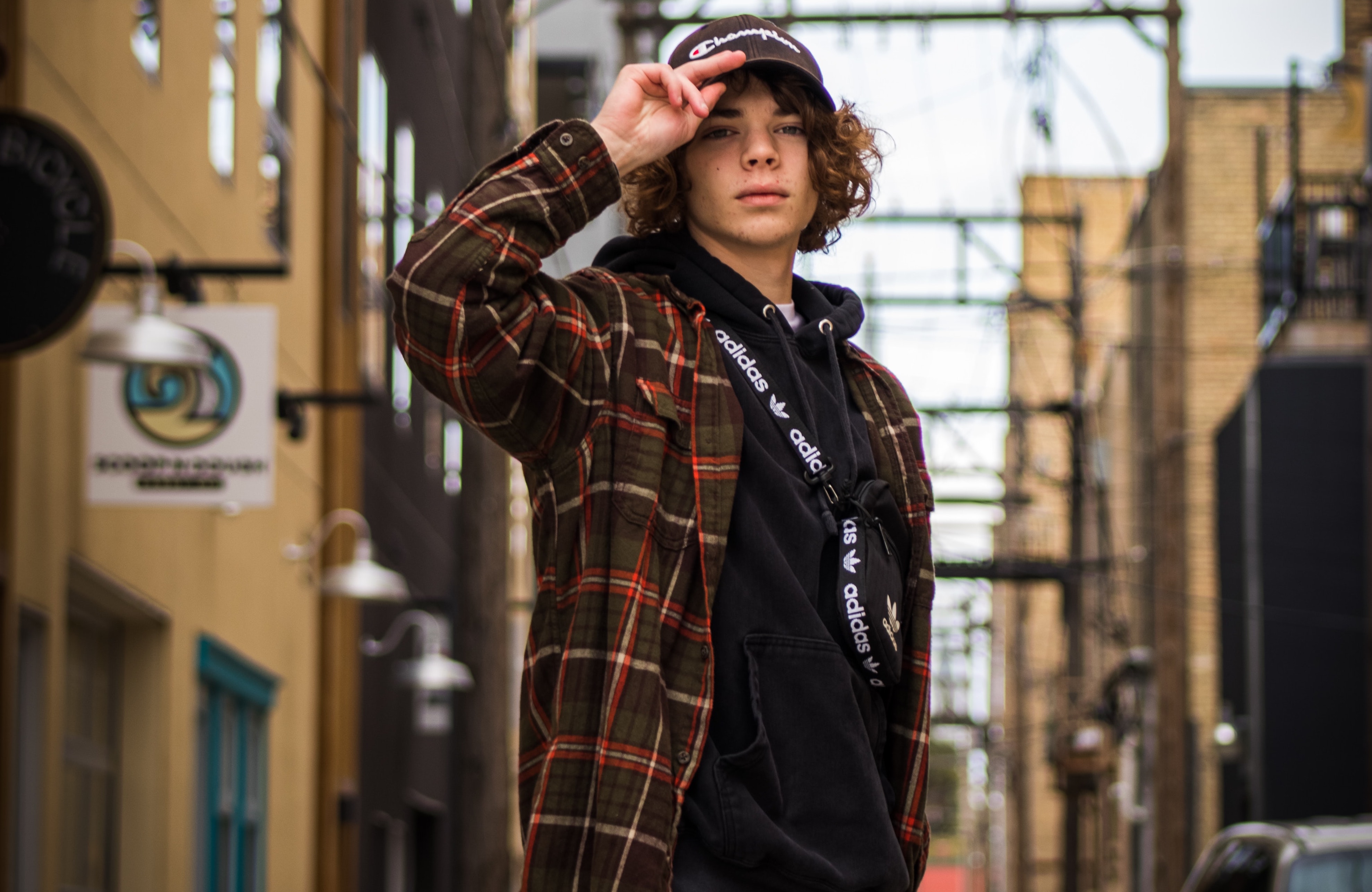 Hoodie dan flanel (Sumber gambar: Cole Wyland/Unsplash)