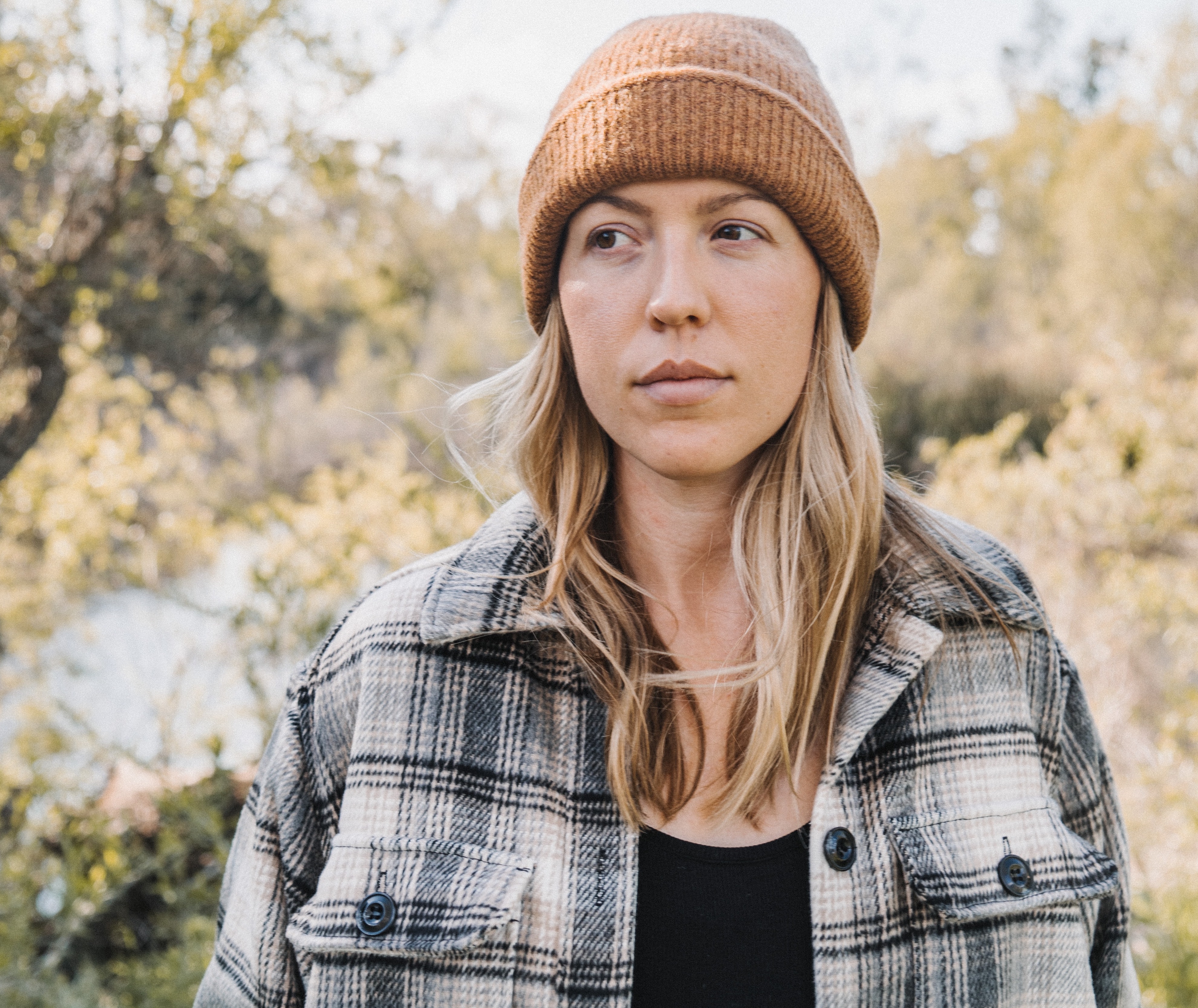 Beanie hat dan flanel (Sumber gambar: Steady Handco/Unsplash)
