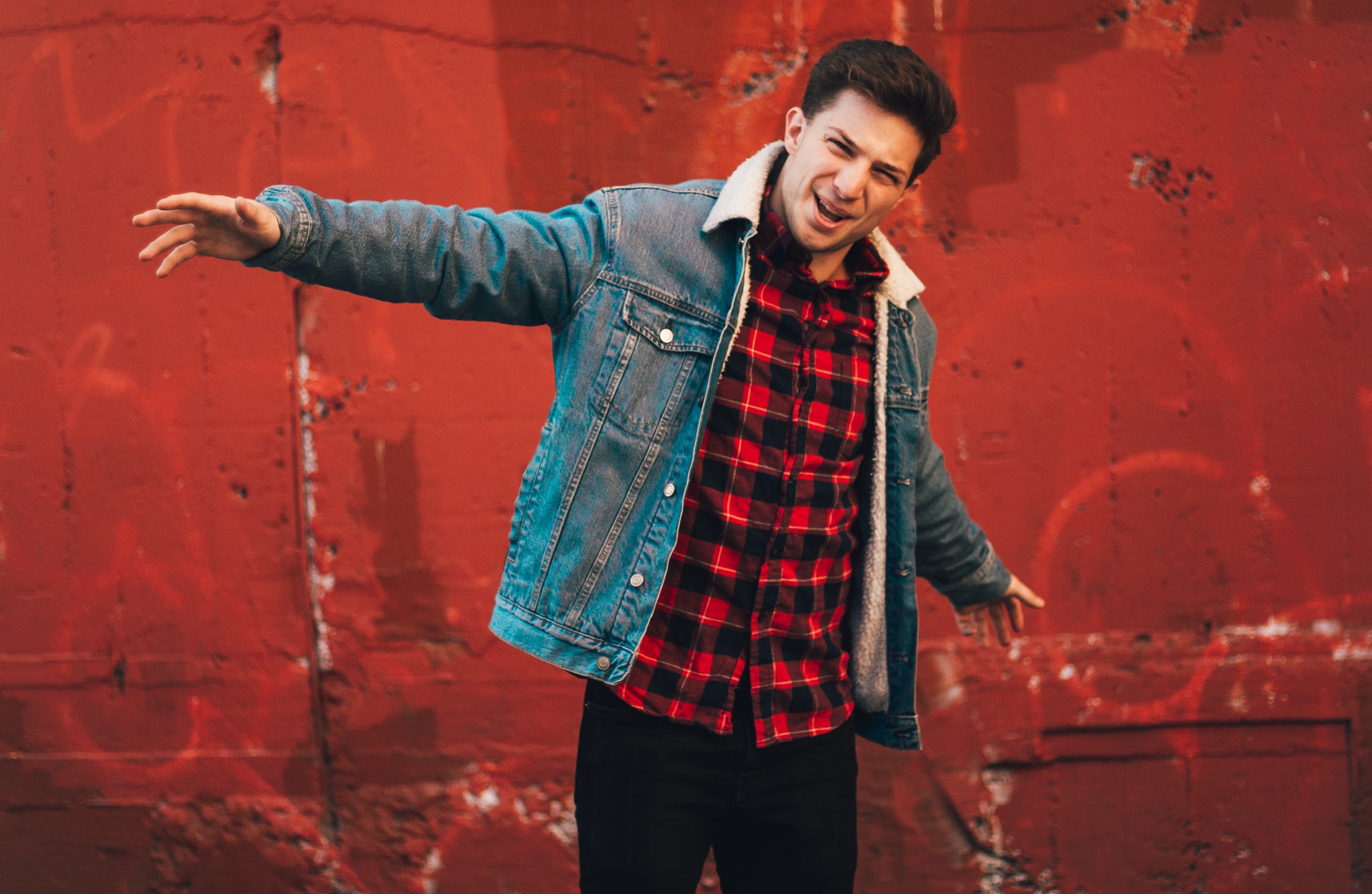 Denim jacket jeans dan flanel (Sumber gambar: Andre Sebastian/Unsplash)