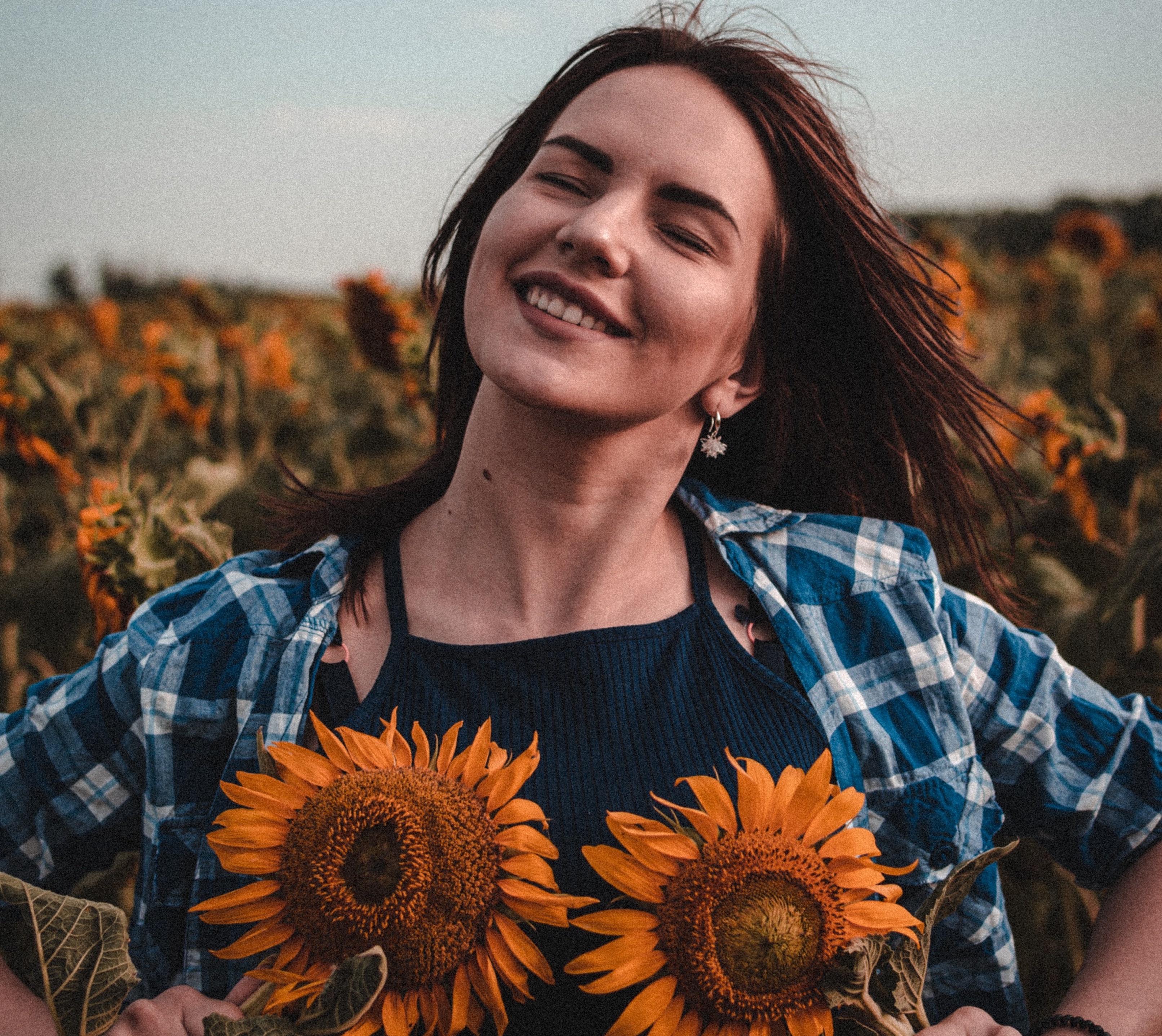 Halter top dan flanel (Sumber gambar: Anastasiya Belaya/Pexels)