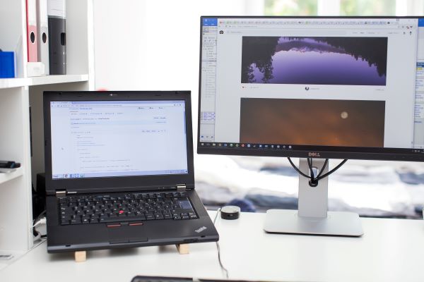 Laptop dengan layar monitor eksternal/Unsplash