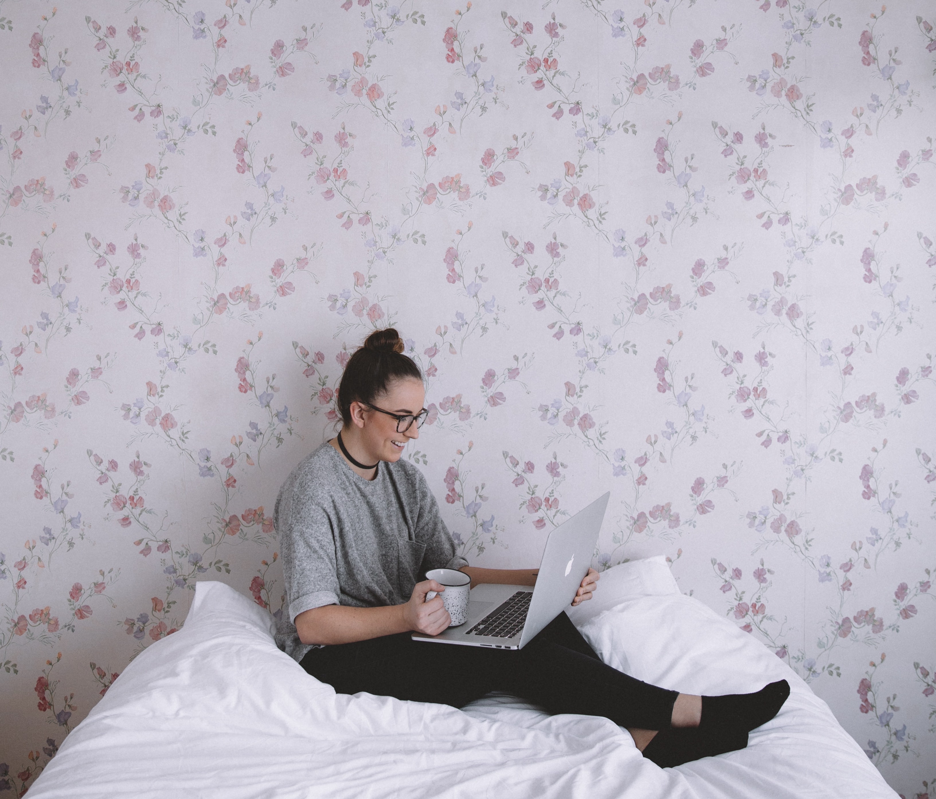 Wallpaper kamar (Sumber gambar: Becca Tapert/Unsplash)