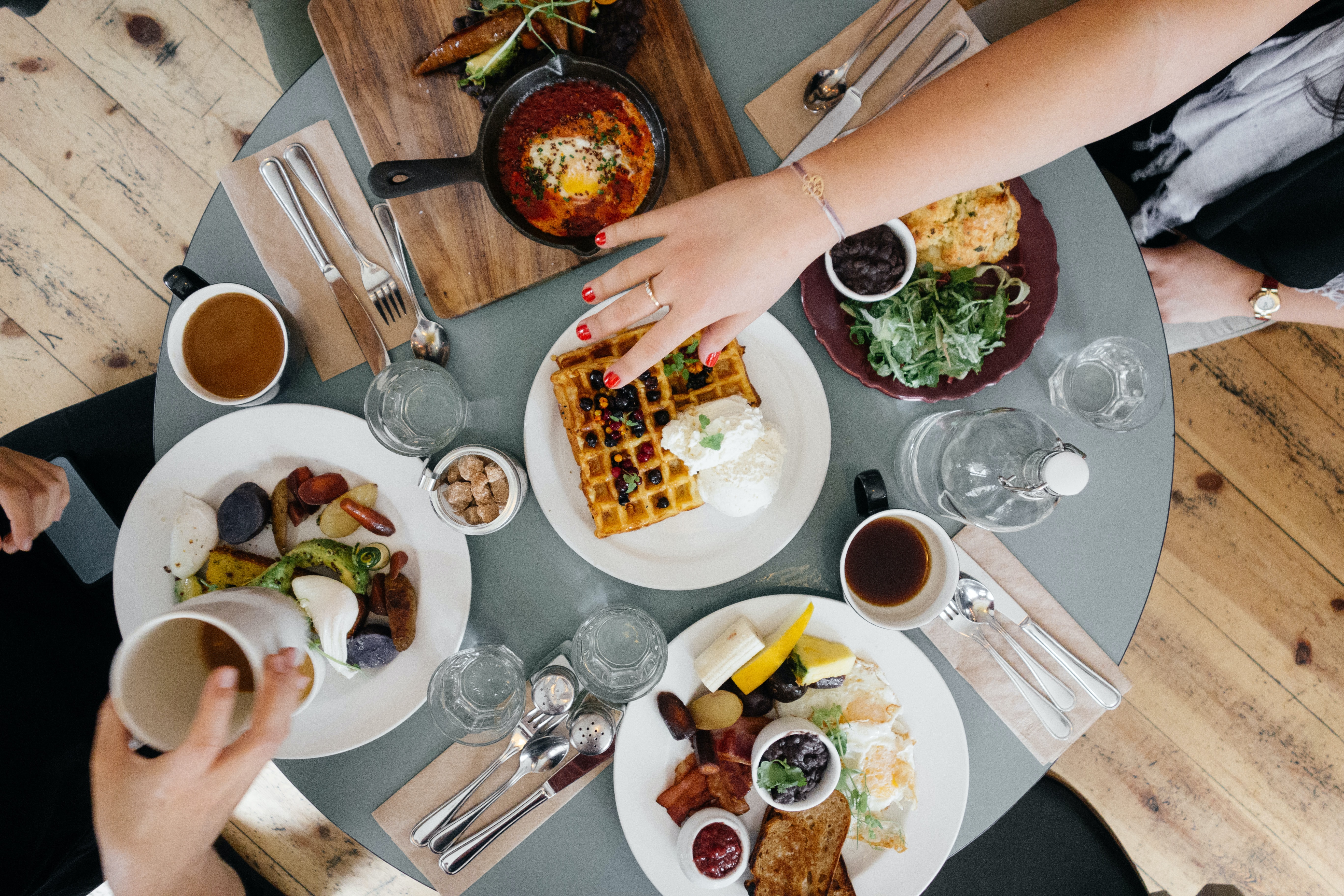 Ilustrasi pamali makan ( Sumber gambar: Ali Inay/Unsplash)