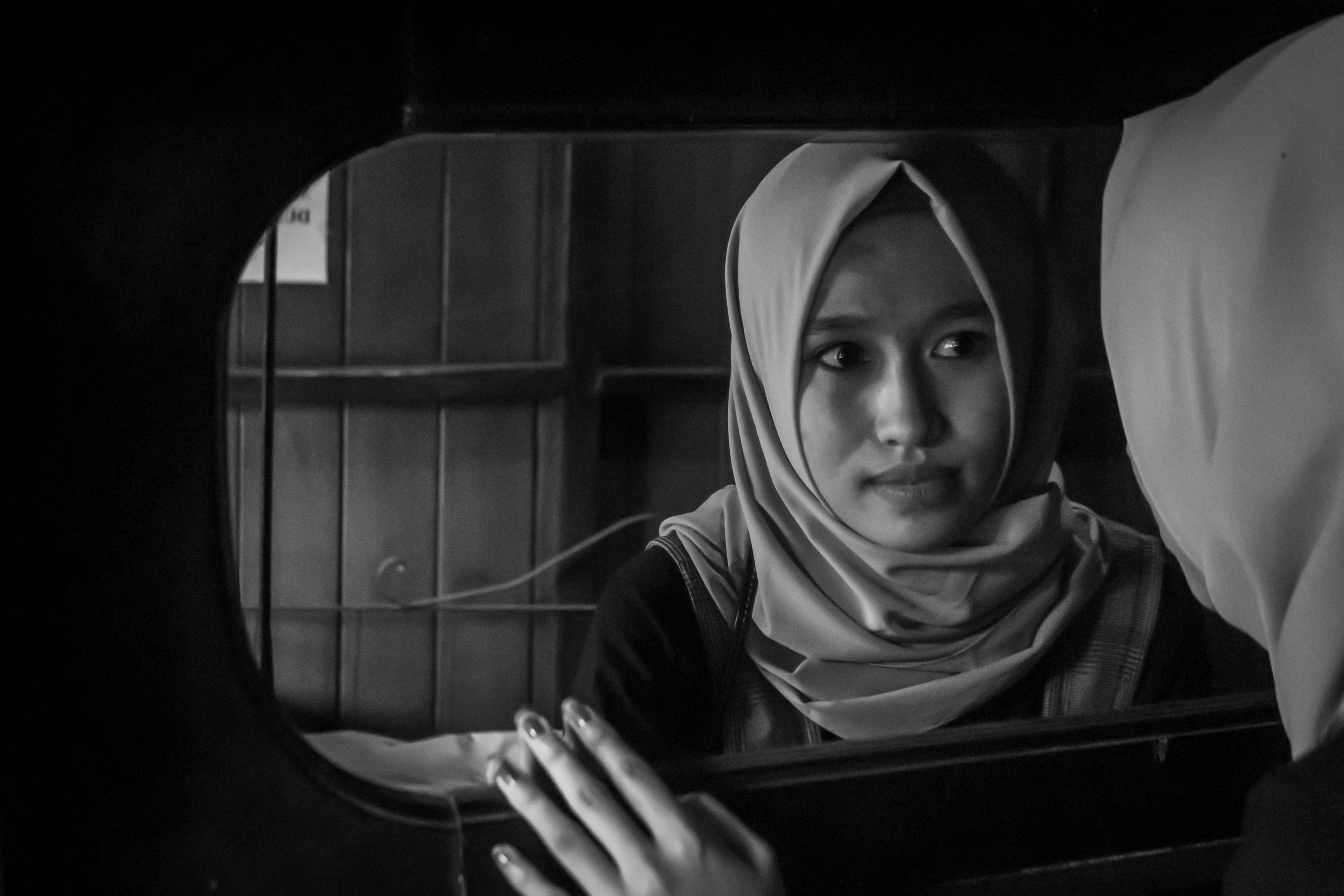 Ilustrasi bercermin saat malam (Sumber gambar: Baarast Project/Pexels)