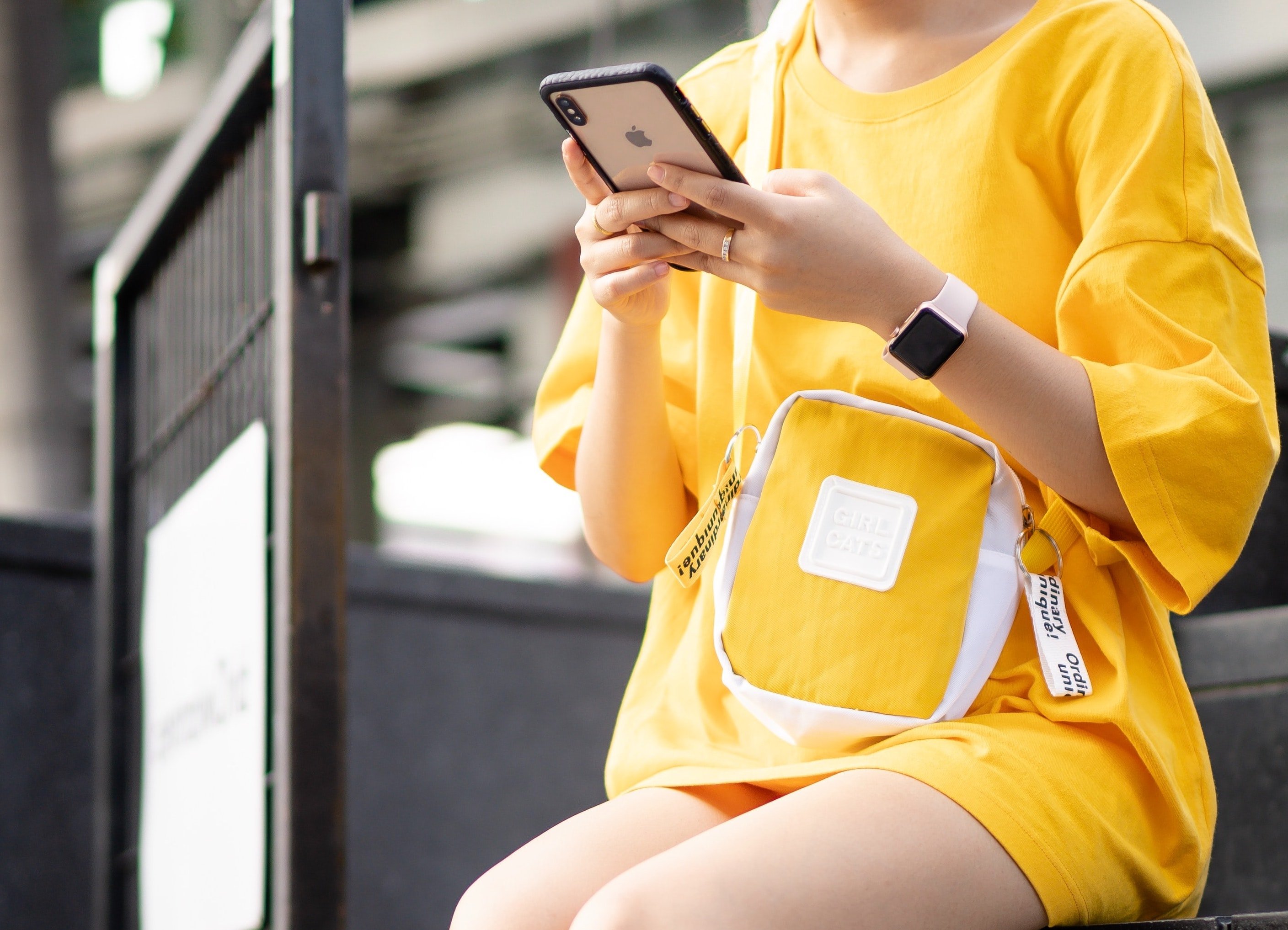 Mini sling bag (Sumber gambar: Napat Saeng/Unsplash)