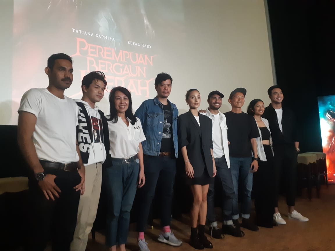 Sutradara, produser, dan para pemain film Perempuan Bergaun Merah (sumber Hypeabis.id/Prasetyo Agung Ginanjar)