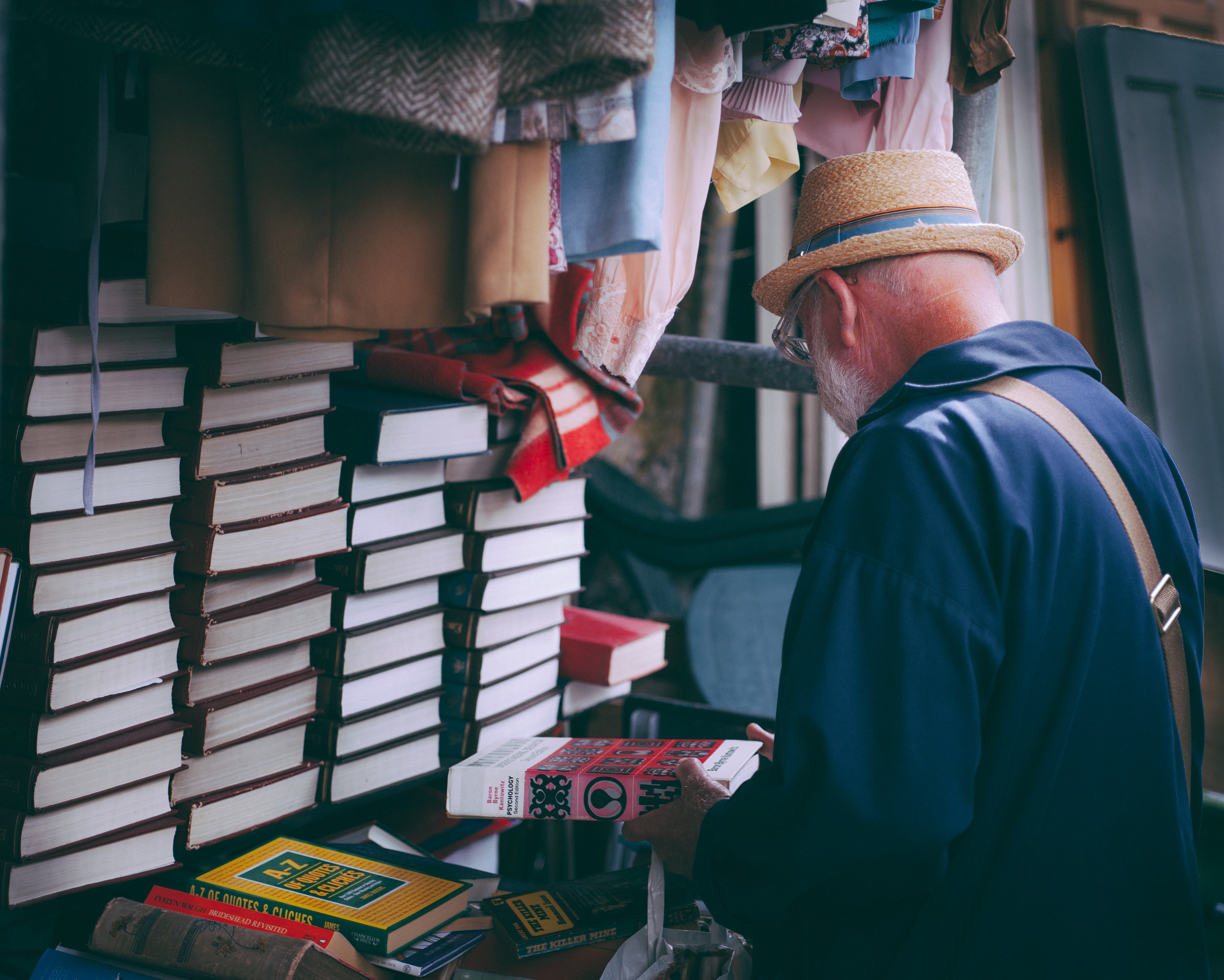 Membaca buku penting untu meningkatkan kemampuan bernalar. (Sumber gambar: Unsplash/  Clem Onojeghuo)