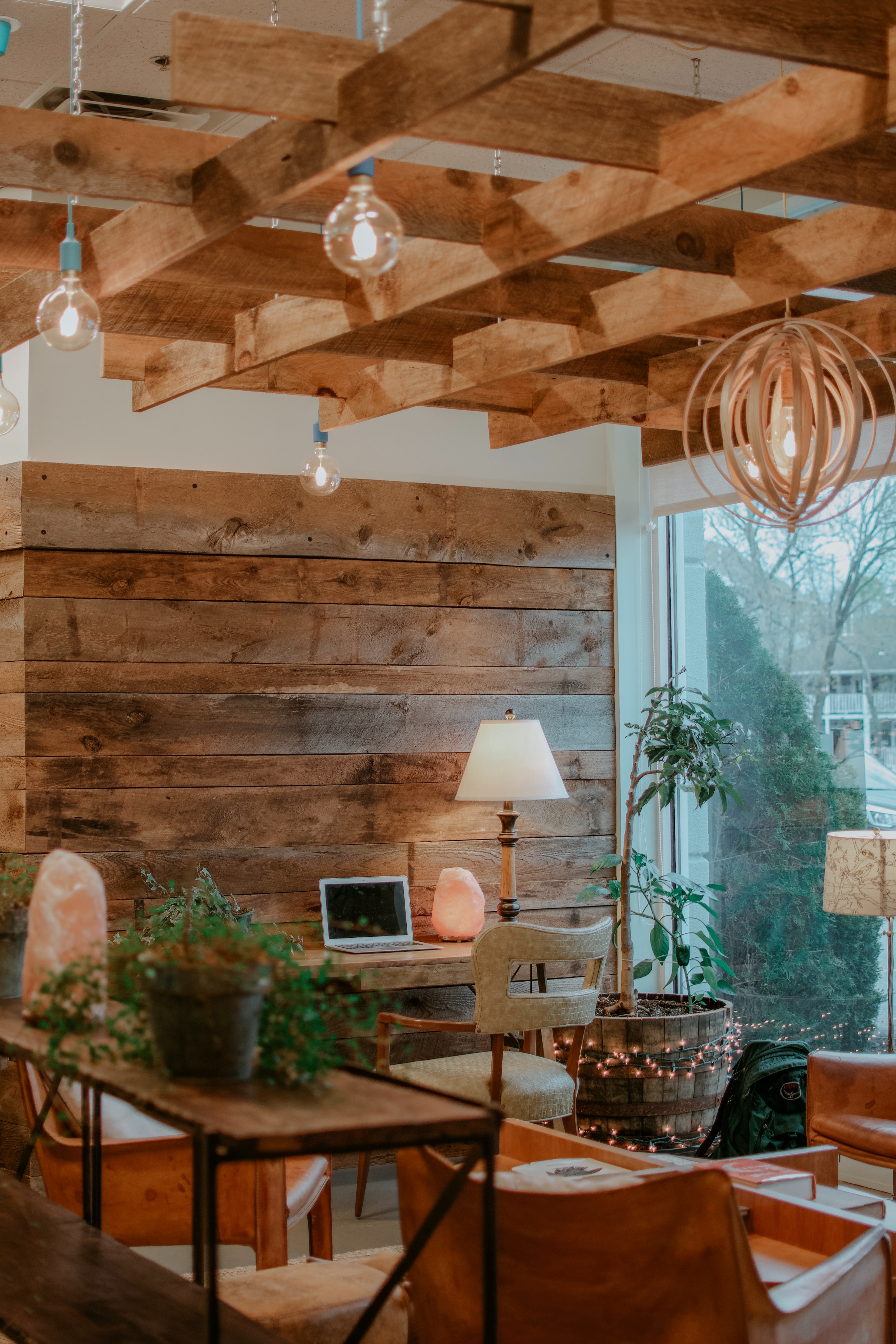 ilustrasi desain interior kayu dan tembok (sumber unsplash/Andrea Davis)