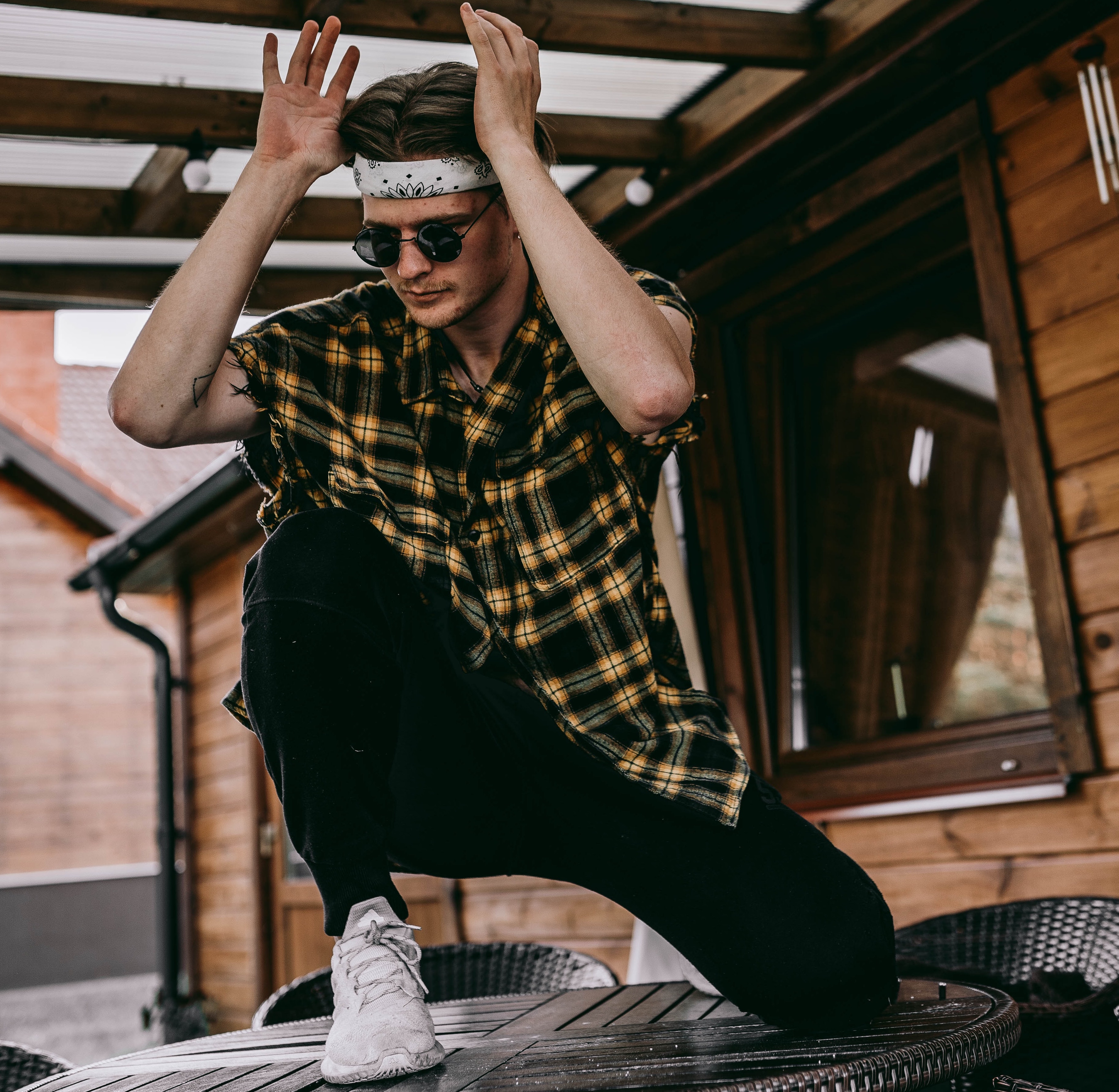 Plaid shirt (Sumber gambar: Mark Landman/Unsplash)