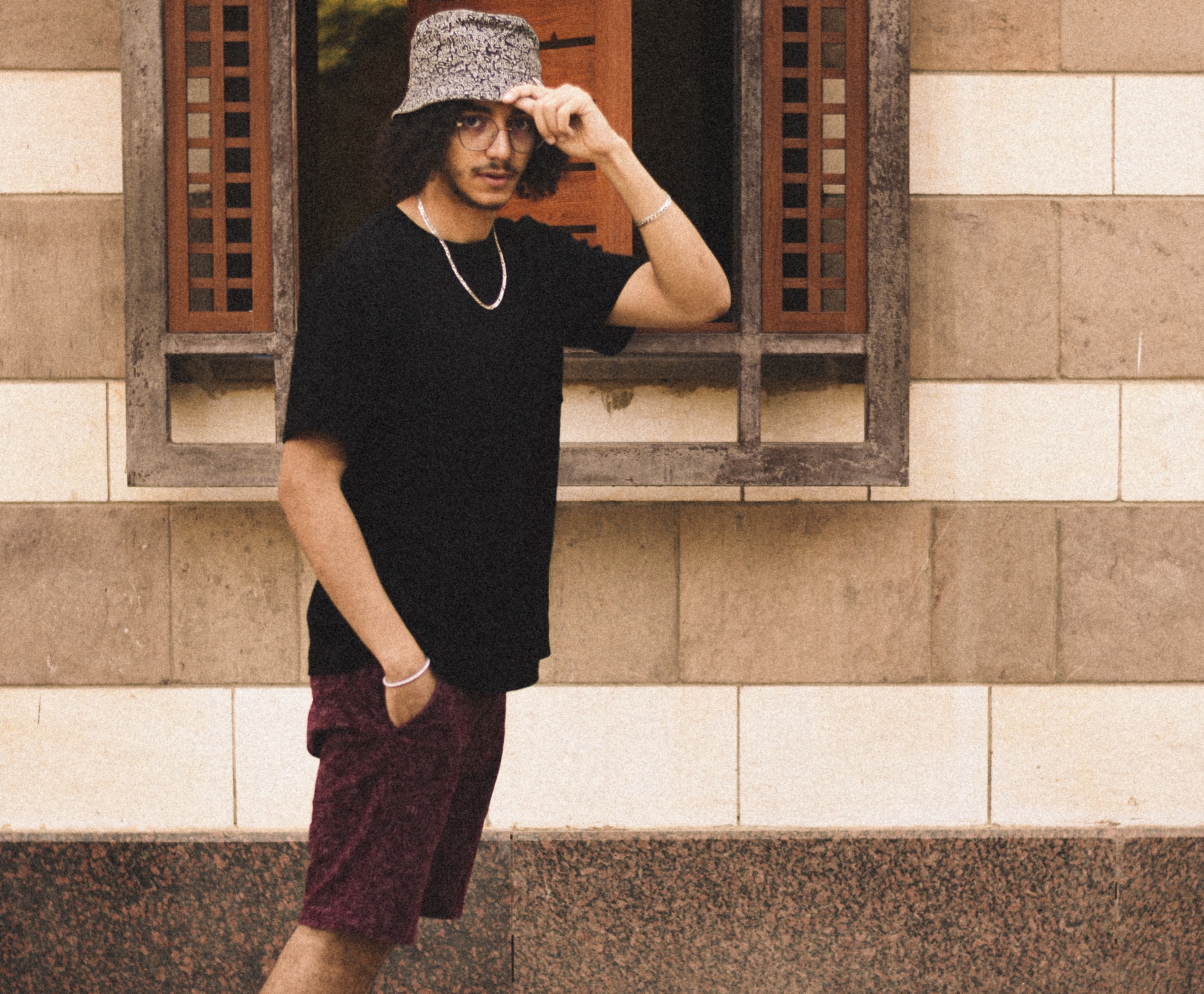 Bucket hat outfit (Sumber gambar: Artistic Frame/Unsplash)