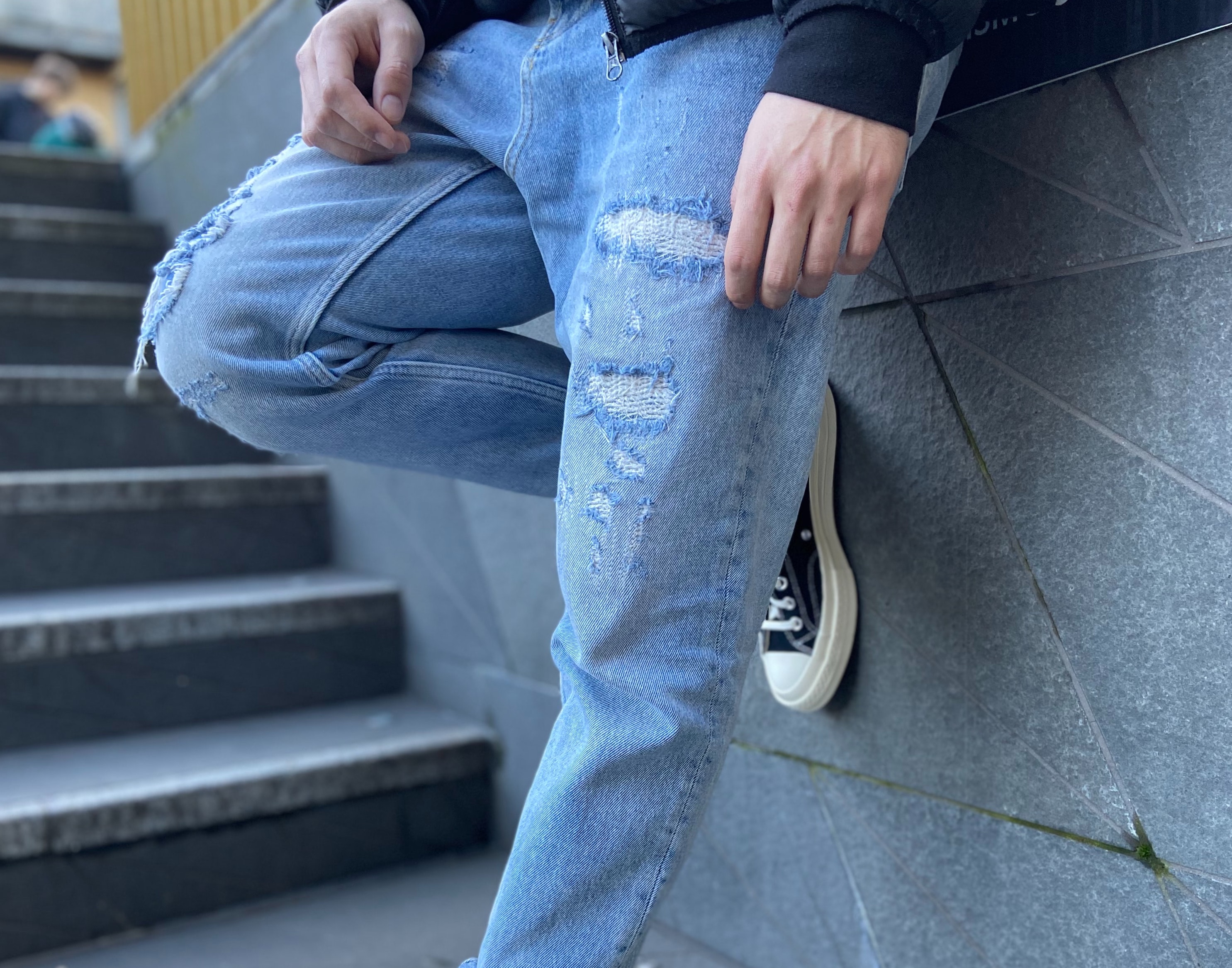 Ripped jeans (Sumber gambar: Klaudia Piawskowka/Unsplash)