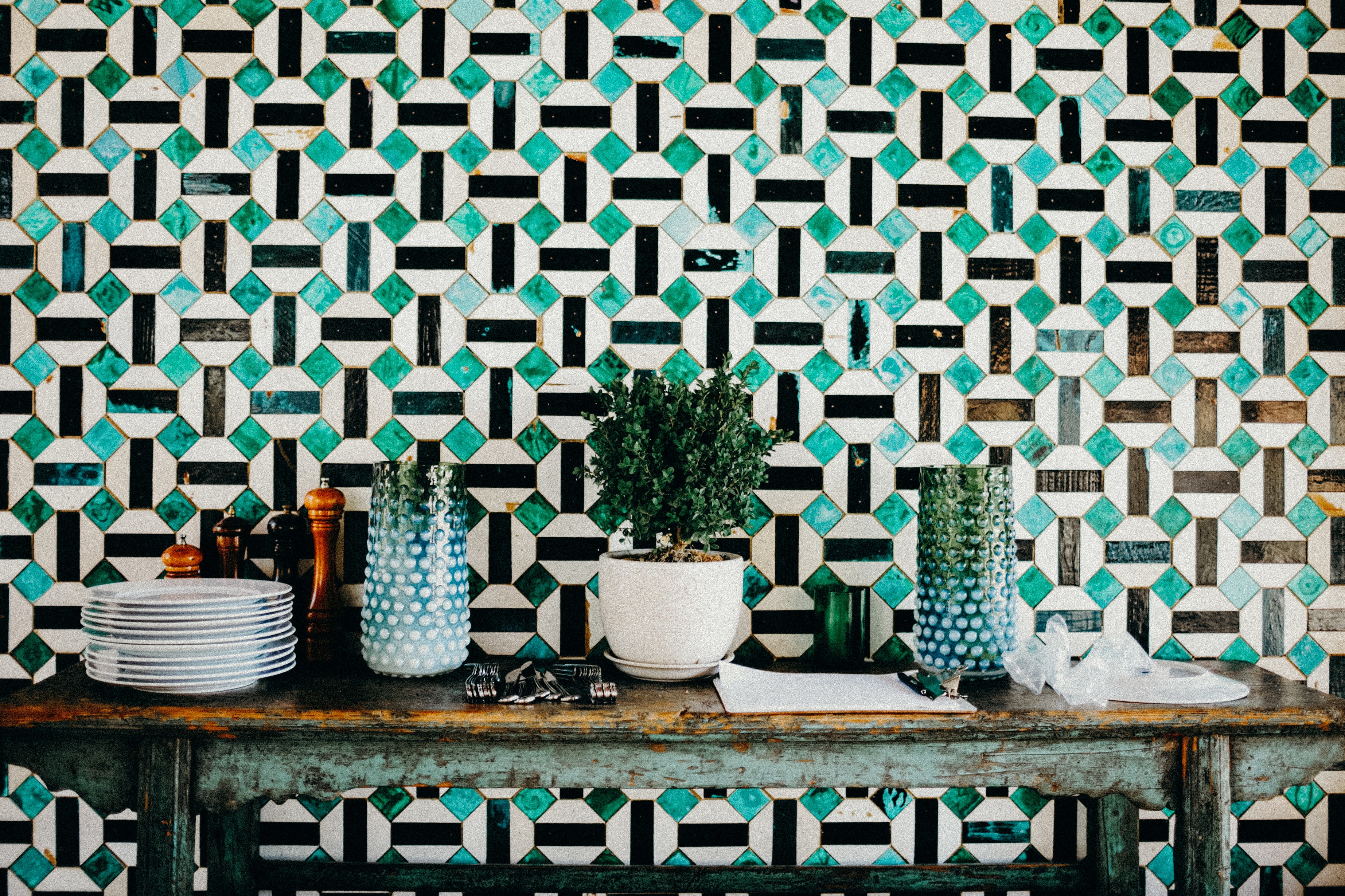 Ilustrasi pola geometri pada dinding (sumber Unsplash/Liana Mikah)
