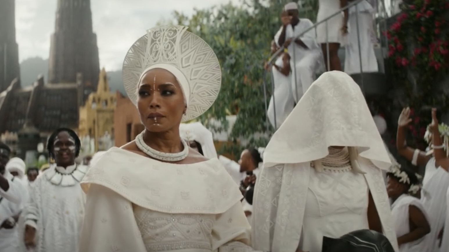 Ramona dan Shuri di upacara pemakaman Black Panther.