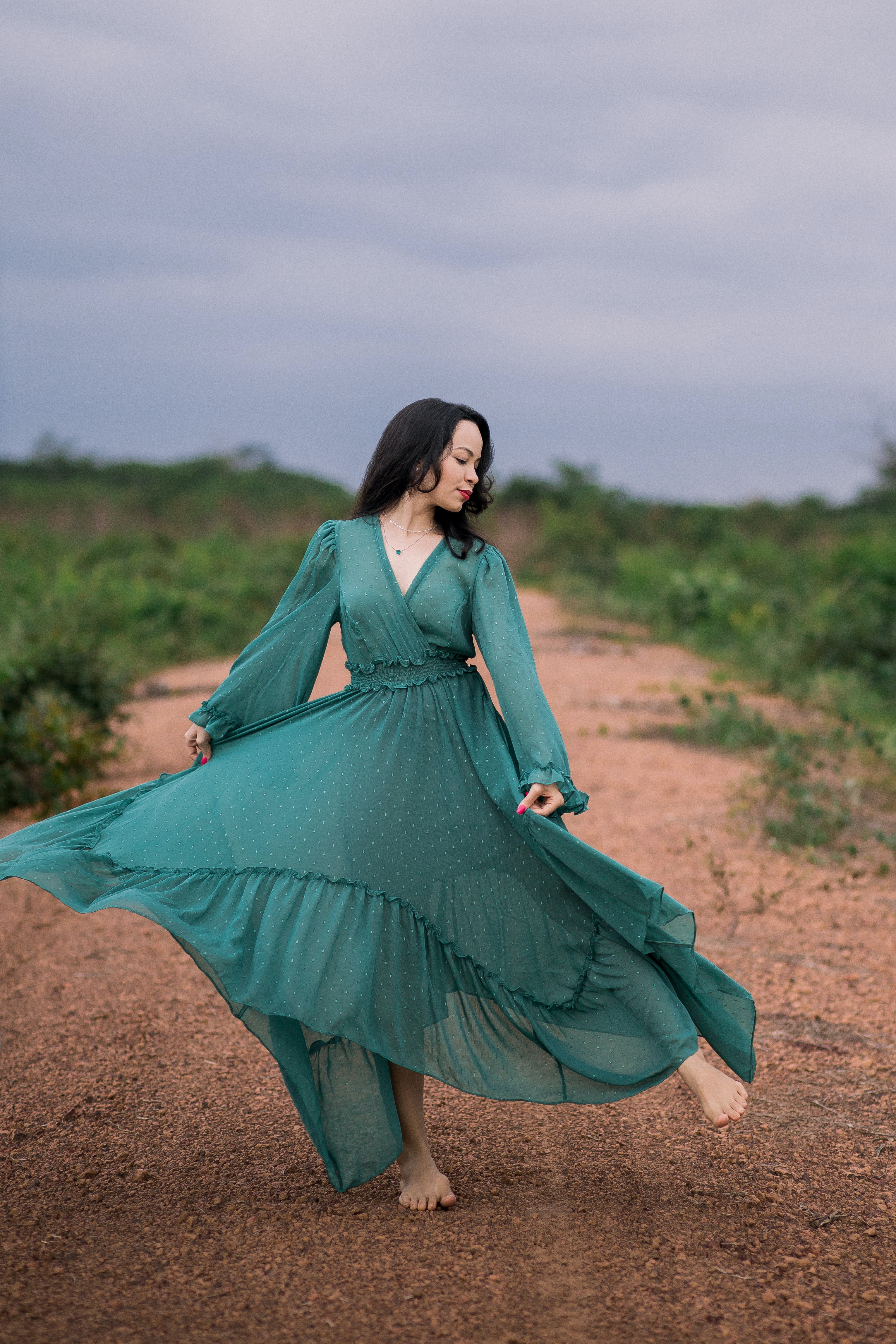 V Neck dress (Sumber gambar: Junior Reis/Unsplash)