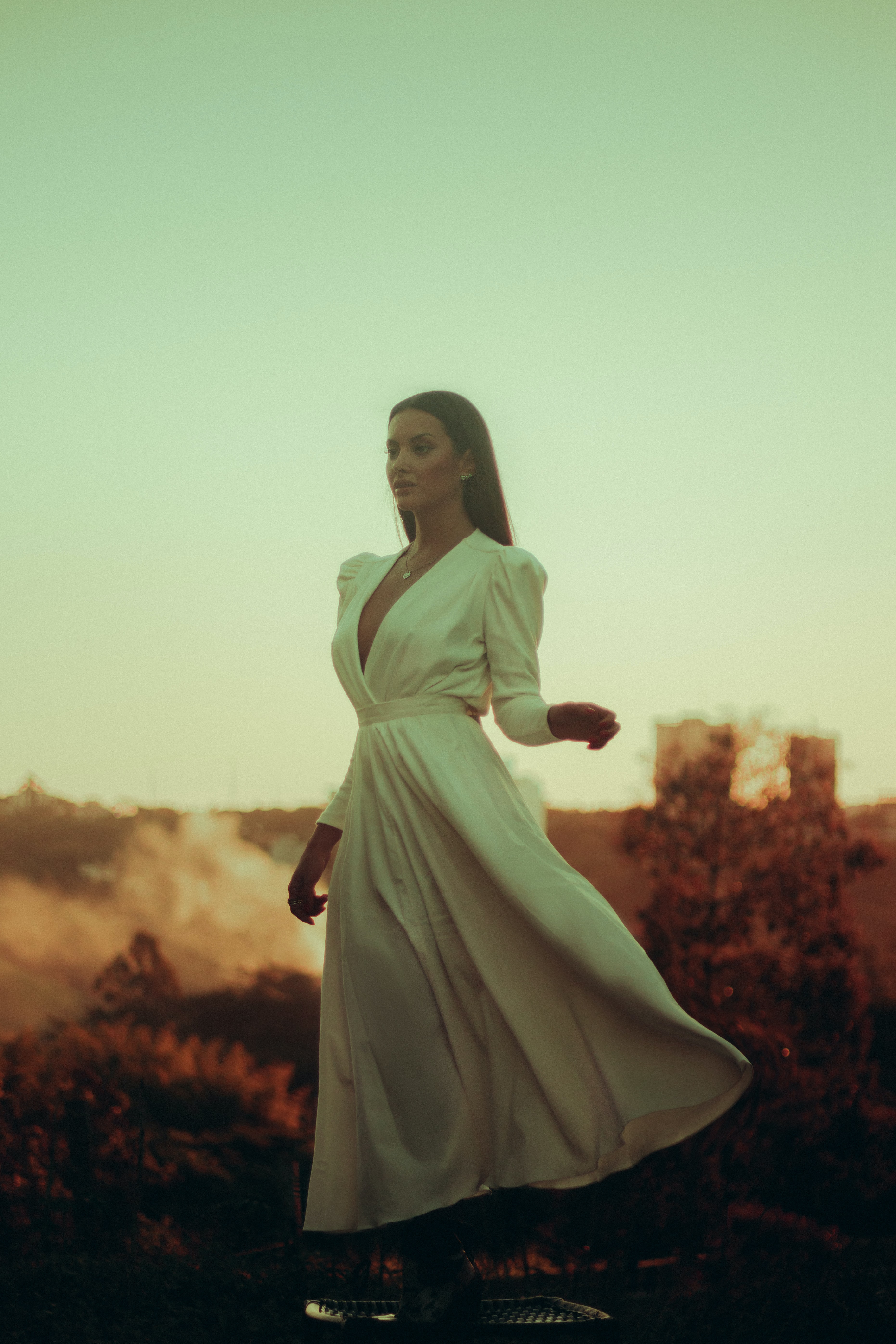 Shoulder balloon long dress (Sumber gambar: Raphael Lovaski/Unsplash)