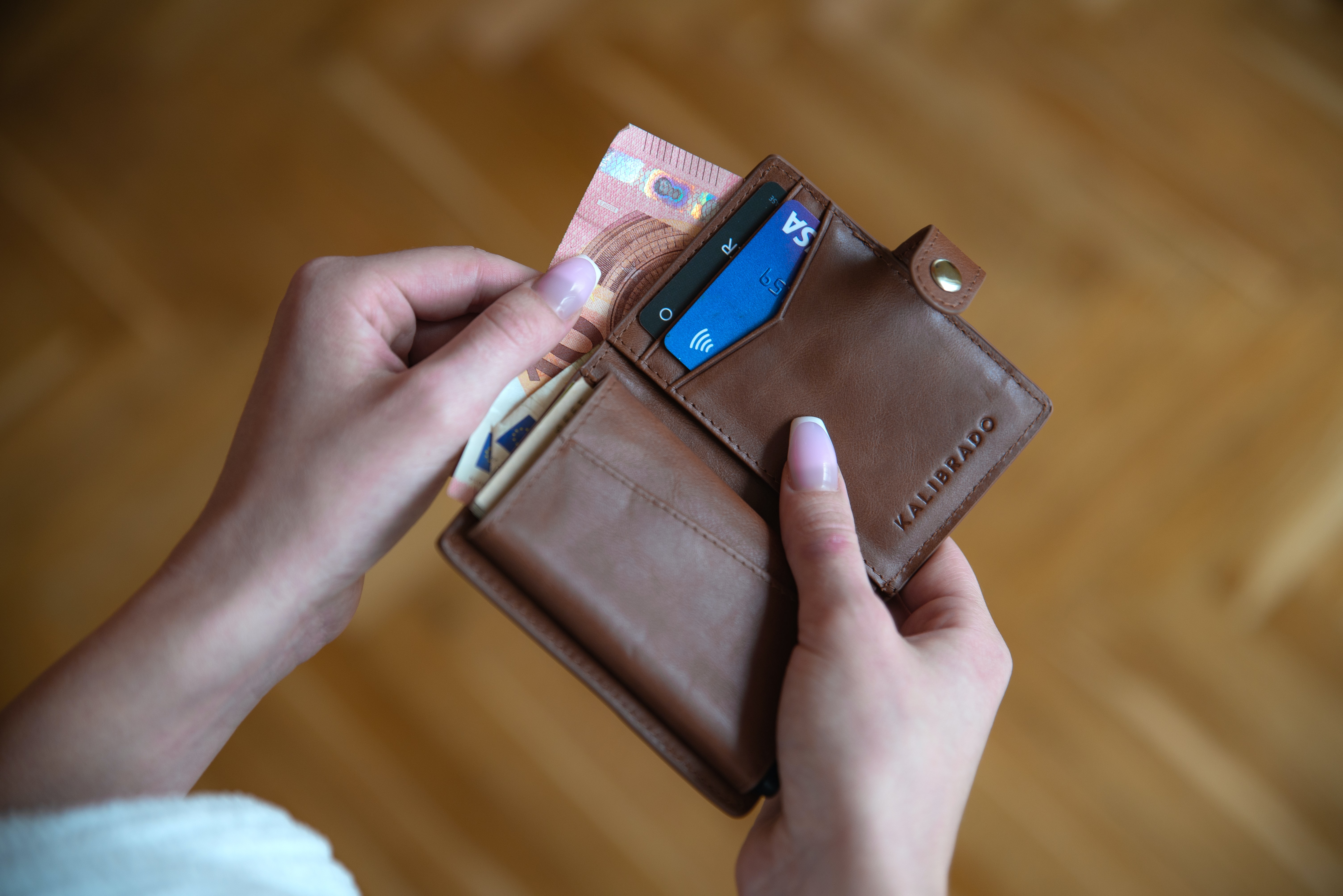 Ilustrasi dompet (Sumber gambar: Emil Kalibradov/Unsplash)