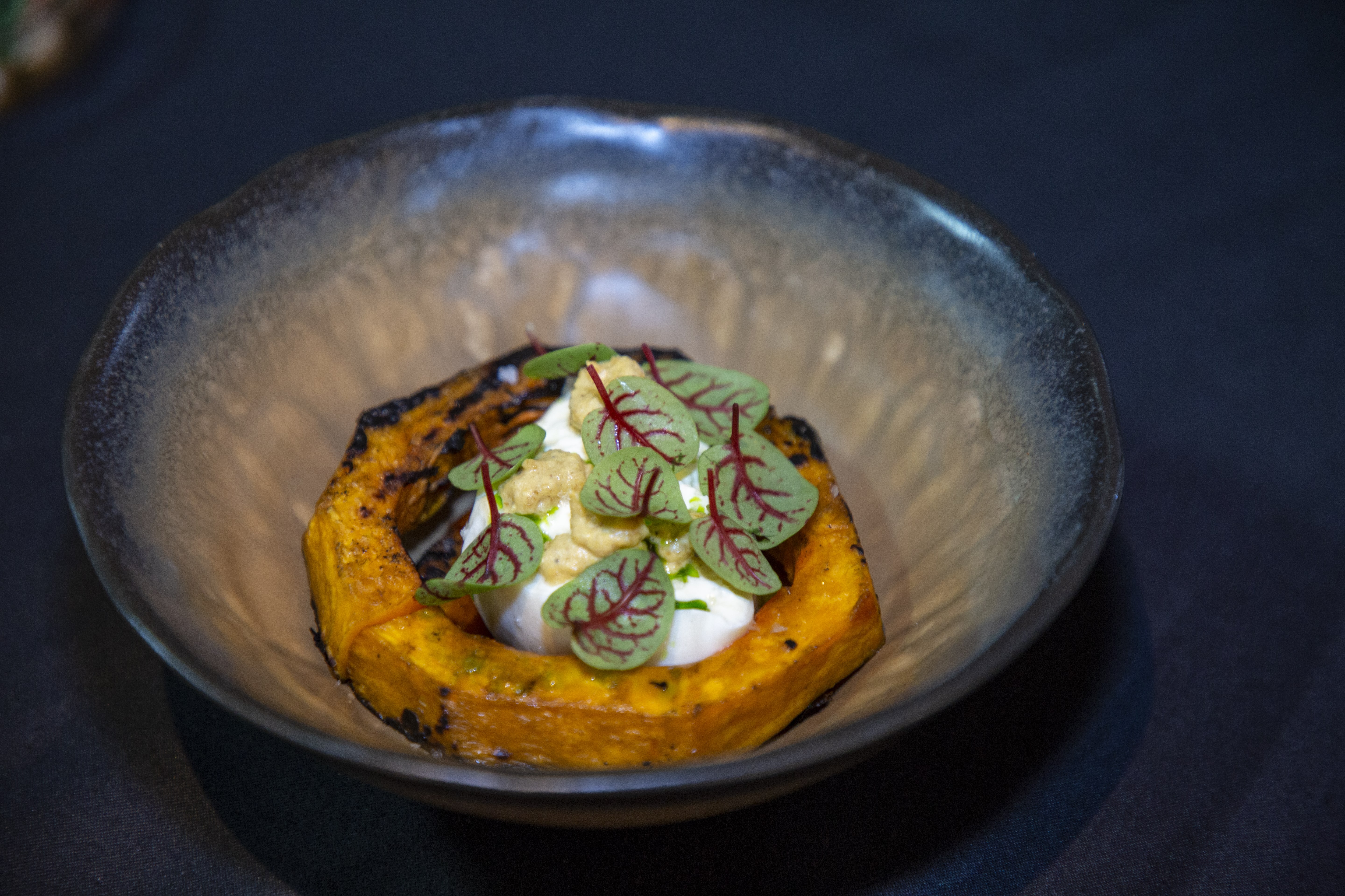 Grilled pumpkin dengan burrata dan sorrel. (Sumber gambar: Raffles Jakarta)