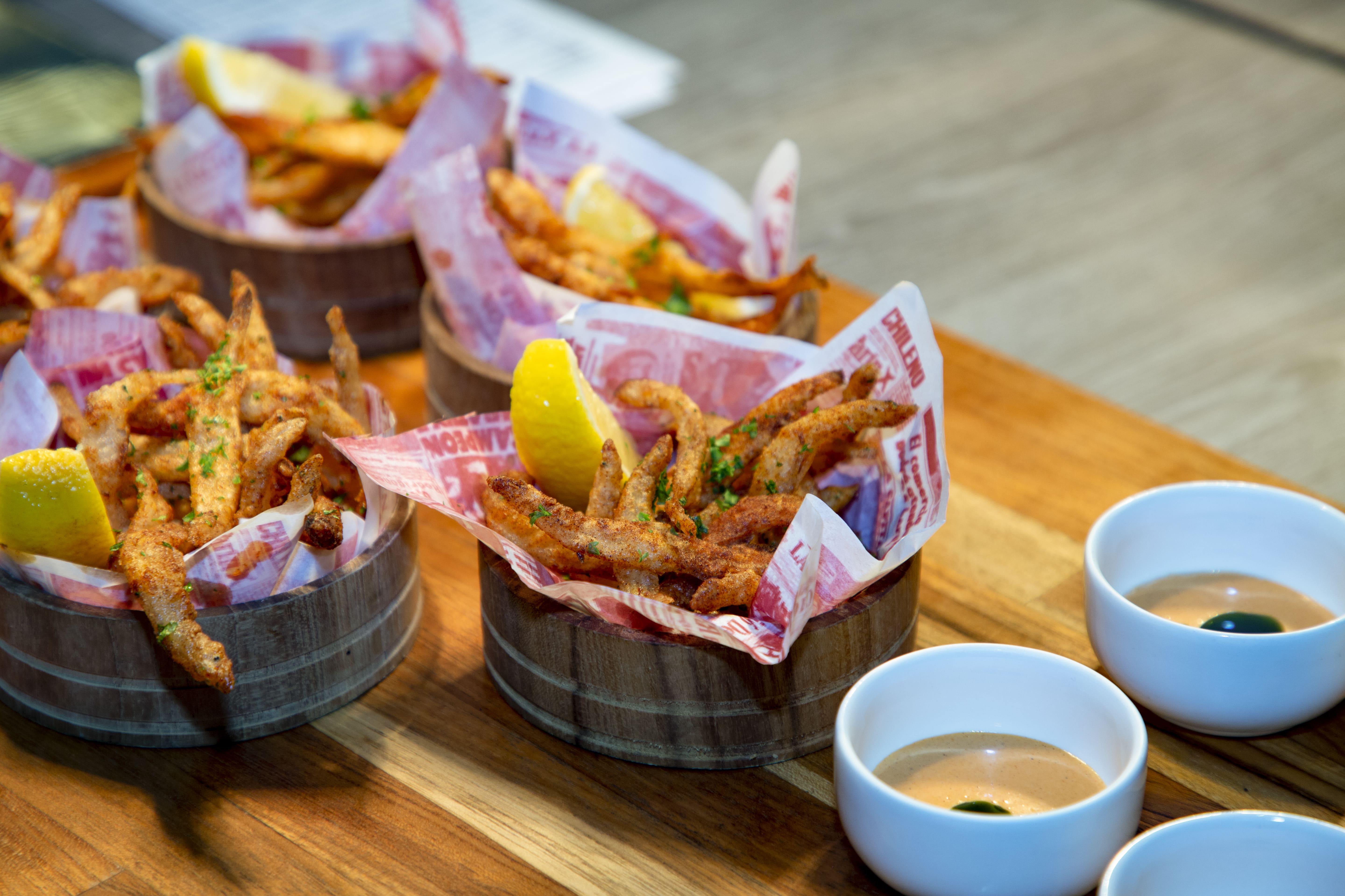 “Cornalitos” crispy whitebait dengan merken dan lemon. (Sumber gambar: Raffles Jakarta)