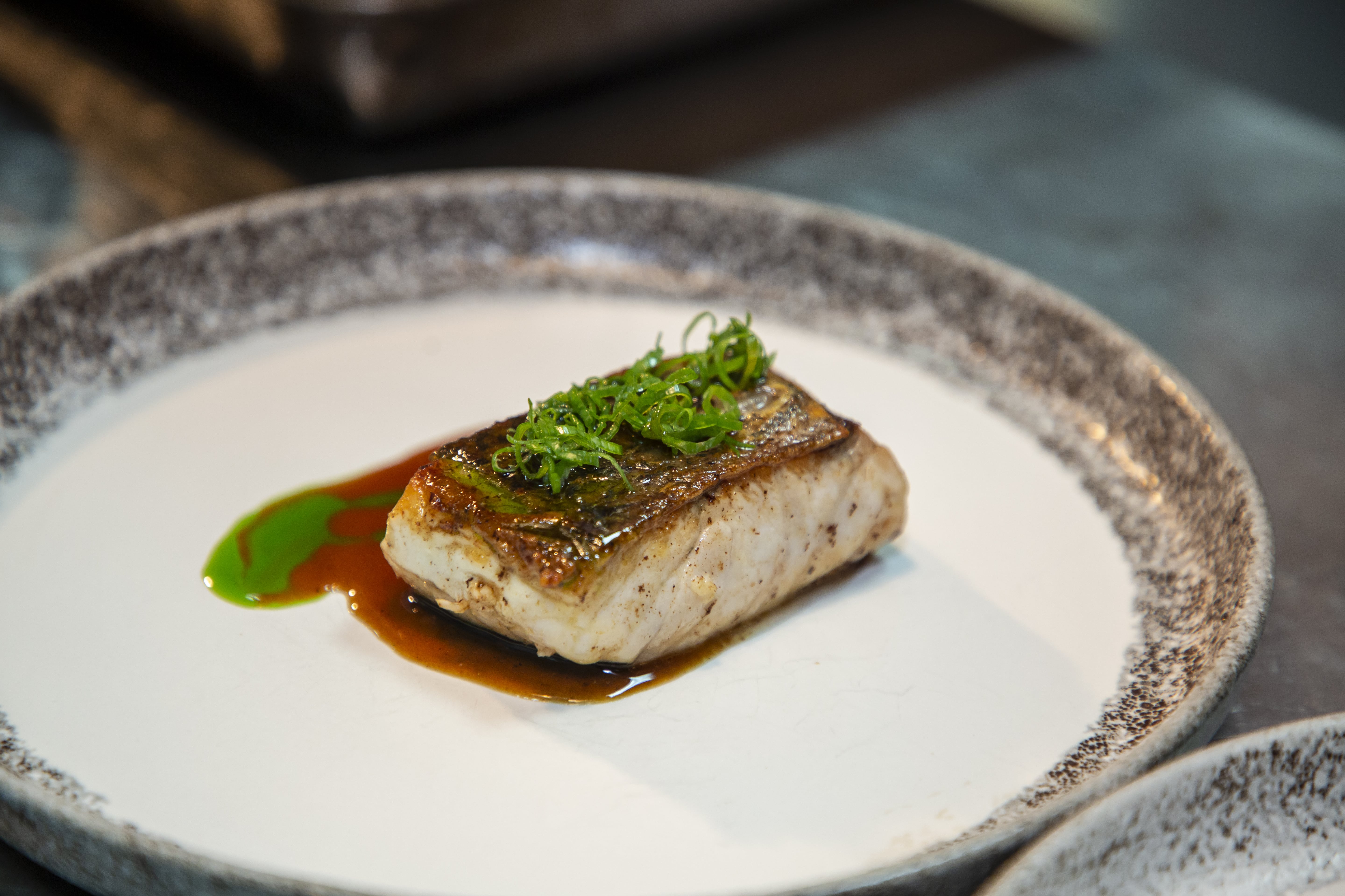 White snapper dengan dolce forte dan chives oil. (Sumber gambar: Raffles Jakarta)