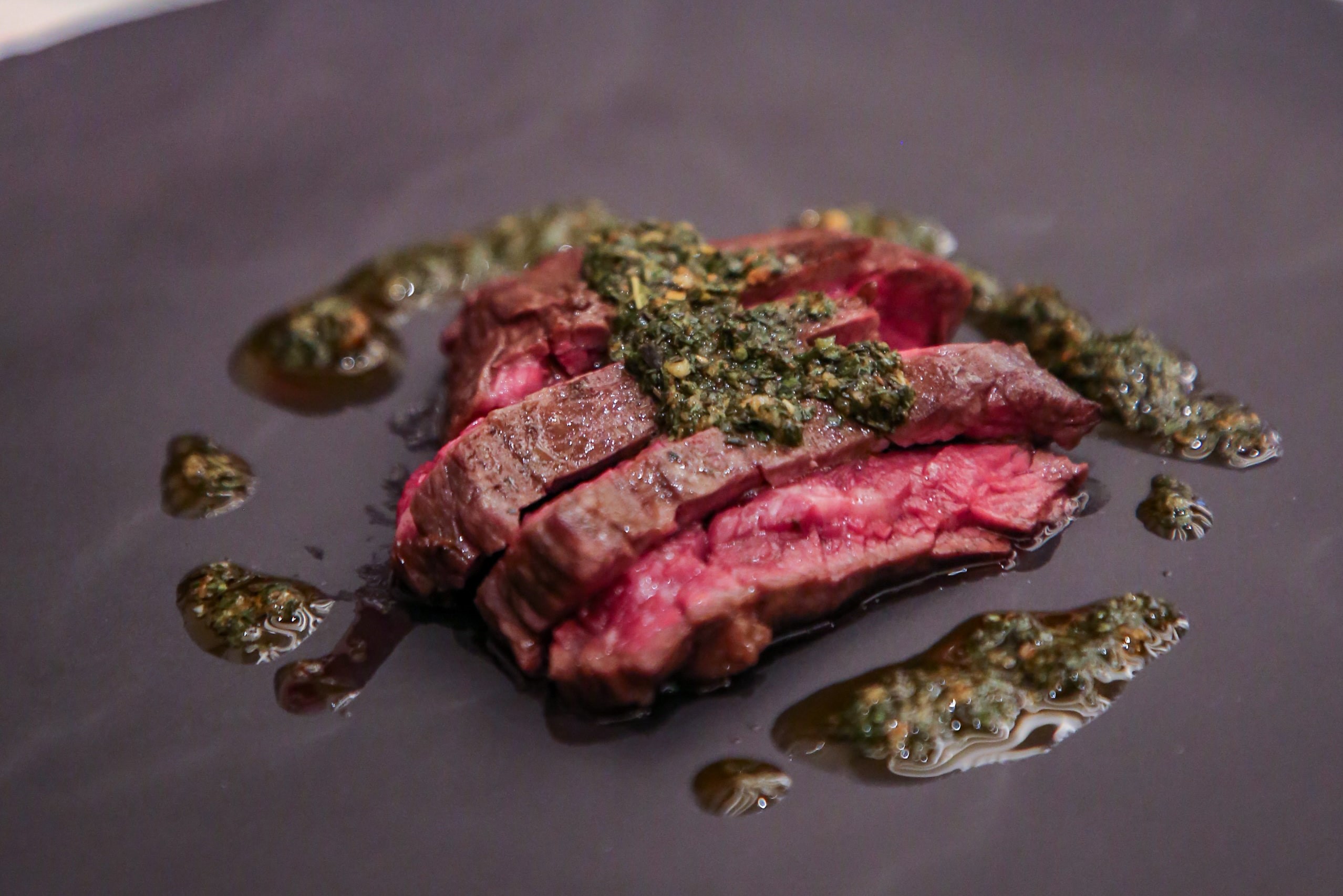 "Entrana" black Angus skirt steak dengan chimicurri. (Sumber gambar: Raffles Jakarta)