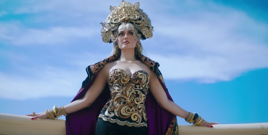 Agnez Mo dalam busana karya Anne Avantie (Sumber gambar: Youtube.com/agnezmo)
