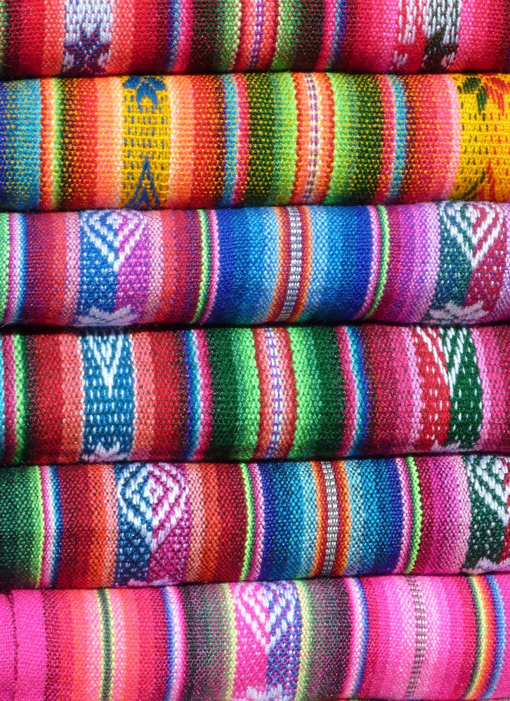 iustrasi kain tenun (sumber gambar Unsplash/Chris Bai)