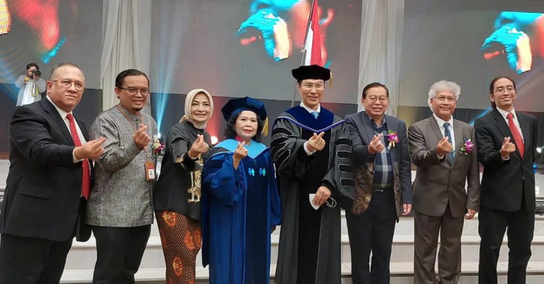 Dari kiri: Prof. Dr. Sapta Nirwandar, SE., DESS (Chairman Indonesia Tourism Forum), Bapak Gogot Suharwoto (Atase Pendidikan KBRI Seoul, Ibu Marlinda Irwanti Poernomo (Direktur Sekolah Pasca Sarjana Universitas Sahid Jakarta), Ibu Dr (HC). Dra SB Wiryanti Sukamdani, CHA., Dr. Kang Sung-jong (President of Shinhan University), H.E. Gandi Sulistyanto (Dubes RI di Seoul), Prof. Dr. Nugroho B. Sukamdani, MBA, BET (Chairman Sahid Jaya Foundation), Aryo Kusumadharma (Corporate Product & Operation Development Manager Sahid Group.