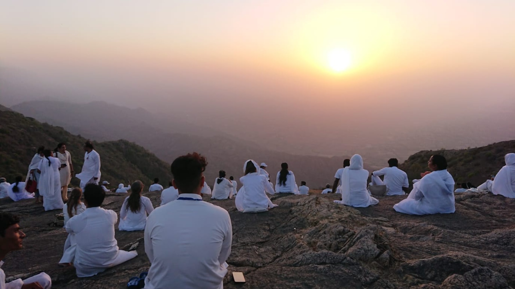 Salah satu kegiatan meditasi di Brahma Kumaris (Sumber gambar: Facebook Brahma Kumaris)