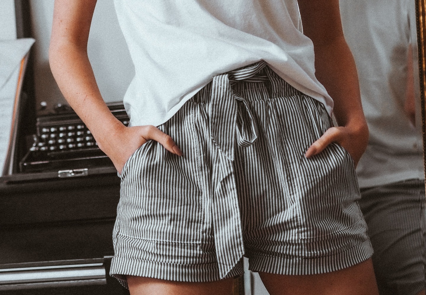 Oversized shirt (Sumber gambar: Laura Chouette/Unsplash)
