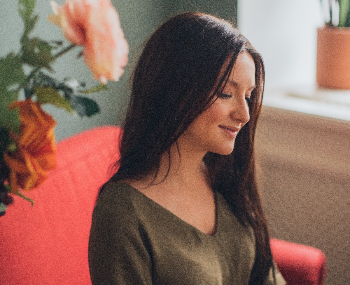 Baju V Neck (Sumber gambar: Elina Sazonov/Pexels)