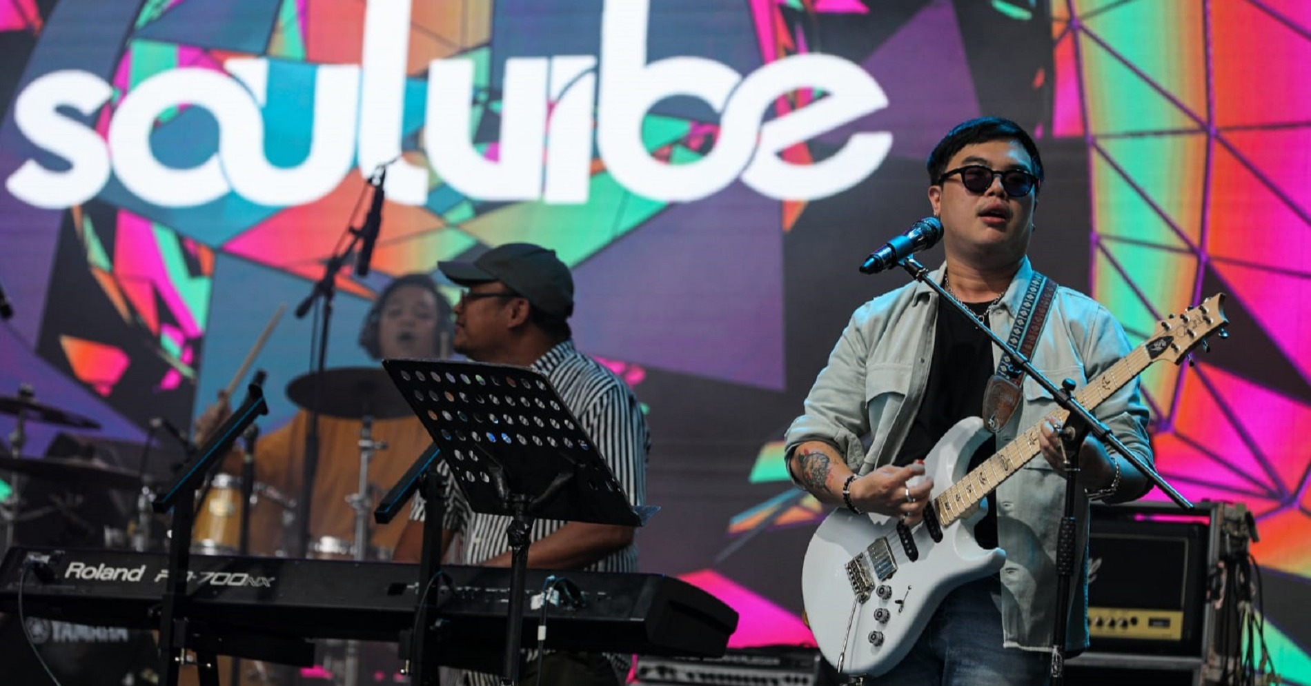Grup musik Soulvibe tampil menghibur penonton saat festival musik Soundsfest 2022 di Bekasi, Jawa Barat, Sabtu (5/11/2022). (Hypeabis.id/Arief Hermawan P )