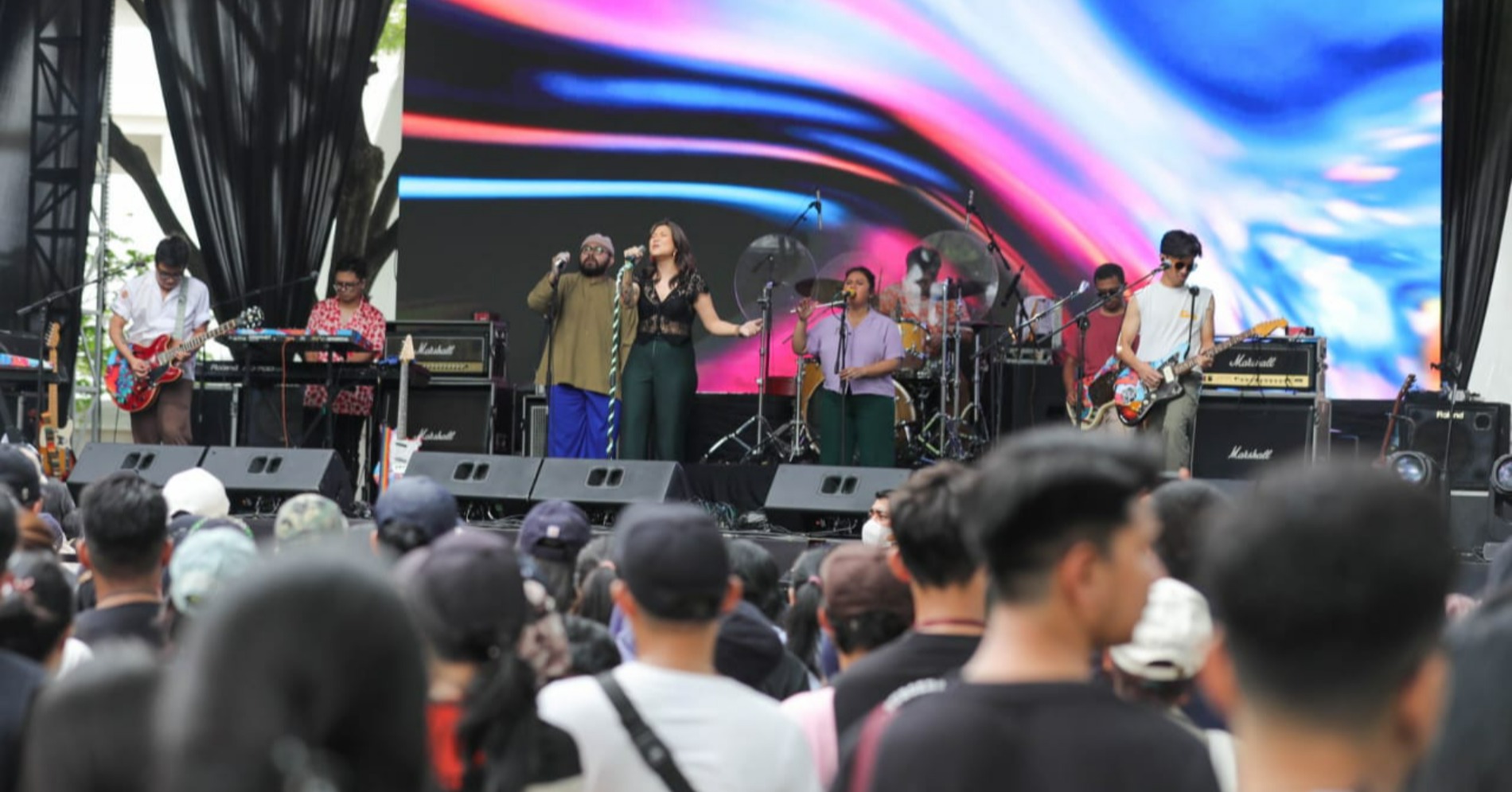 Penonton yang menyaksikan Danila di panggung Le Minerale Soundsfest 2022 (Sumber gambar: Hypeabis.id/Himawan L Nugraha)