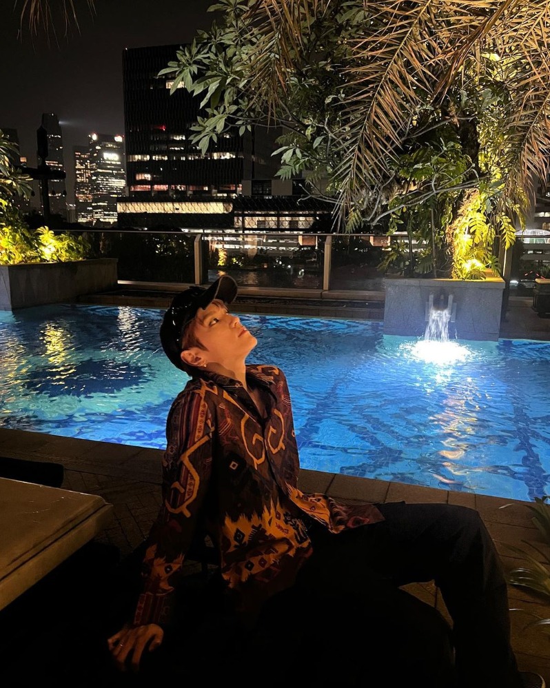 Taeyong NCT 127 menggunakan batik (Sumber gambar: Instagram.com/taeoxo_nct)