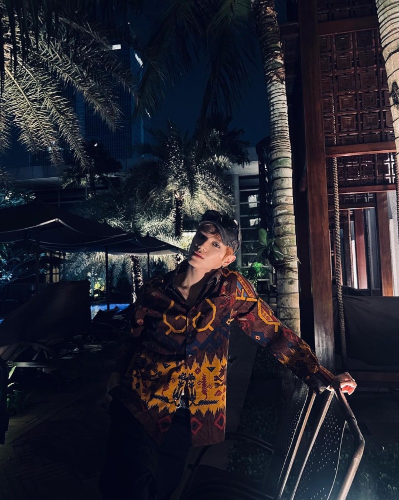 Taeyong NCT 127 menggunakan batik (Sumber gambar: Instagram.com/taeoxo_nct)