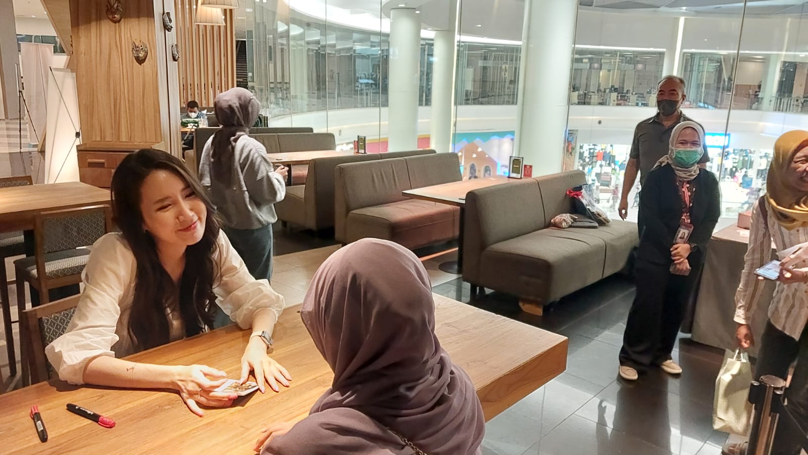 Rosakis saat berinteraksi dengan fansnya. (Foto : Desyinta Nuraini)